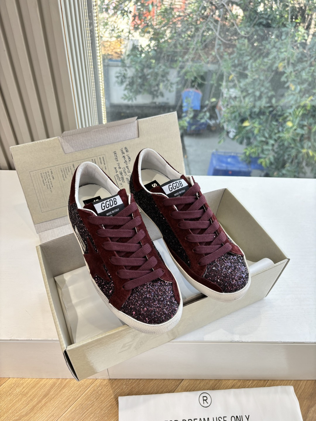 NO:751425,Men's 10G039 WYSIWYG top quality GGDB casual dirty shoes GGDBdb versatile two-wear casual shoes. The pursuit of 'perfect imperfection', the brand's iconic live-in traces of time, daily processing and unique stars are the perfect combination of Italian handcraftsmanship and classic appearance. It is not only easy to wear and highly recognizable, but also expresses a true and free attitude. It does not deliberately pursue spotlessness, and the traces of casualness are more comfortable and comfortable. material  Imported cowhide/wool upper, calfskin lining, outsole, molded outsole, size women's 35-45 (39.40, please note for men and women, 45, customized, non-returnable, non-exchangeable), casual shoes/sports shoes, sneakers, cowhide19860909男10G039所见即所得顶级品质GGDB 休闲小脏鞋GGDBdb 百搭两穿休闲鞋 追求“完美的不完美”、品牌标志性的lived-in 岁月留痕,做|日处理和独特的星星,是意大利手作工艺与经典外观的完美结合,不仅好穿辨识度高,表达了一种真实自由的态度,不刻意去追求一尘不染,随性不羁的痕迹反而更舒适自在 material 材质 鞋面进口牛皮/羊毛 内里小牛皮 大底开模大底 码数女35-45(39.40下单备注男女,45定制不退不换),休闲鞋/运动鞋,sneakers,cowhide,Women's Shoes