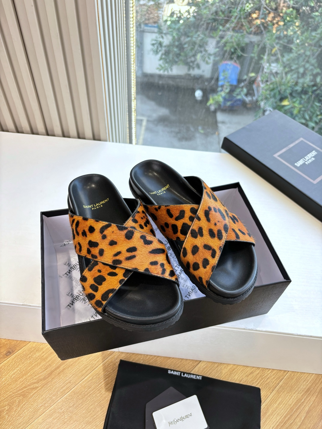 NO:759323,Purchasing-grade Fendi sandals and slippers are the main series on the catwalk. New products are online. Fendi table and leg design inspirations are adapted from the main series of shoes in this year's show. New slippers for the season. As we all know, shoes are always designed to be full of high-end, high-end and classy and versatile and will never go out of style. The pace of following fashion trends cannot be left behind. Original fabric material. Original lining material. Original outsole original sole.  :-(/Customized, non-refundable and non-exchangeable), slippers, fendi, sandals, slippers19860909代购级 '芬迪 凉鞋拖鞋走秀主推系列,新品上线,芬具桌脚设计灵感改创于今年秀场的主推系列鞋履 当季新品拖鞋,众所周知,鞋子永远设计为高级感满满的,高端大气上档次且百搭永不过时,时尚潮流追随的脚步却无法落下 面料原版材质 内里原版材质 大底原版鞋底 :-(/定制不退不换）,拖鞋,fendi,sandals,slippers,Women's Shoes