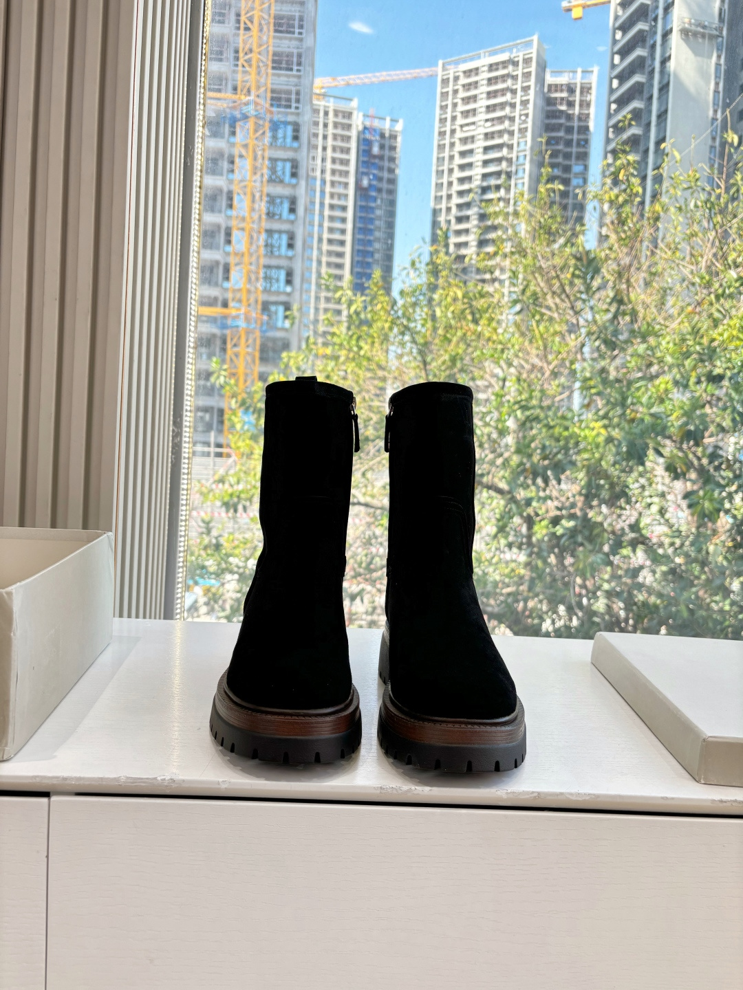 NO:668461,G1991 bc purchasing grade women's shoes brunell* cucinell Chelsea retro old money style brand autumn and winter boots collection ~ Family members, today Coke will take stock of old money style autumn and winter boots ~ sheared sheepskin decoration for hiking →  The subtle combination of precious materials enriches the outdoor design inspiration of this hiking boot. The combination of suede and cashmere knitwear creates a charming charm, while the fluffy appearance of the soft sheared sheepskin inserts highlights the full winter taste of the boots. The new style really fell in love with the thick-soled casual shoes at first sight. The cotton shoes are super comfortable on the feet. It is one of my favorite shoes recently!  Any style can be matched with fried chicken. Nice~ Material: original frosted cowhide leather lining, original outsole, size 35-39 only exchangeable (40.41. Non-refundable, no exchange), boots, brunello cucinelli, boots, cowhide, sheepskin, chamois leather19860909G1991 bc代购级女鞋brunell* cucinell切尔西复古 老钱风品牌秋冬靴子合集～ 家人们,今天可乐给大家盘点一下老钱风的秋冬靴啦～剪毛绵羊皮装饰登山 → 珍贵材料的微妙组合丰富了这款登山靴的户外设计灵感.绒面麂皮和羊绒针织品的组合营造出迷人魅力,而松柔剪毛绵羊皮嵌饰的蓬松外观则凸显出靴子的十足冬日品味新款真的一眼爱上厚底体闲鞋棉鞋上脚超级舒服,近期最爱的鞋子没有之一！任何风格都能搭配炒鸡nice~ 材质原版磨砂牛皮 内里皮里 大底原版鞋底 码数35-39只换码(40.41.不退不换）,靴子,brunello cucinelli,boots,cowhide,sheepskin,chamois leather,Women's Shoes