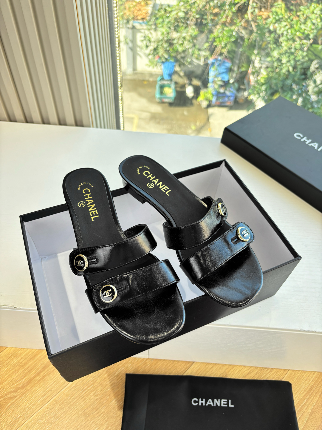 NO:668464,G318CHANE*｜Xiaoxiang 2026 catwalk style double C lock slippers, sandals and large square-toe high-heeled shoes. When the show lights of the Grand Palais in Paris focus on the toes, this pair of catwalk style large square-toe high-heeled sandals and slippers write classic and innovative fashion notes with a neat posture. The iconic large square toe breaks the traditional shackles and outlines a modern silhouette with stretched lines. The brand's 110 years of high-definition genes are integrated into daily steps.  Every inch of curvature exudes an effortless sense of luxury. The metal double C logo is three-dimensionally embedded in the toe, releasing brand recognition with every step. What is even more amazing is the futuristic heel design. Multi-mirror reflection or transparent quilted arch structure allows functionality and artistry to perfectly coexist, taking into account stable support and visual tension. The ups and downs of each step are a resonance of retro and avant-garde, making elegance a self-declaration of walking. Original custom-made leather material, sheepskin lining  Italian imported genuine leather outsole size 35-39 (40/41.42 customized, non-refundable and non-exchangeable), high heels and slippers, chanel, sandals, high heels, slippers, sheepskin, Leather soles19860909G318CHANE*｜小香2026走秀款双C锁扣拖鞋凉鞋大方头高跟鞋当巴黎大皇宫的秀场灯光聚焦于足尖这双走秀款大方头高跟凉鞋拖鞋便以利落姿态 写下经典与创新的时尚注解 . 标志性大方头打破传统桎梏 以舒展线条勾勒摩登轮廓 将品牌110年来的高定基因融入日常步履 每一寸弧度都透着毫不费力的高级感. 金属双C标志 立体镶嵌于鞋头 随步伐流转间释放品牌辨识度 更令人惊艳的是极具未来感的鞋跟设计 多镜面反射或透明绗缝拱形结构 让功能性与艺术性完美共生 兼顾稳定支撑与视觉张力. 每一步起落都是复古与前卫的共鸣 让优雅成为行走的自我宣言. 面料原版定制皮料 内里羊皮 意大利进口真皮大底 size35-39（40/41.42定制不退不换),高跟鞋拖鞋,chanel,sandals,high heels,slippers,sheepskin,Leather soles,Women's Shoes