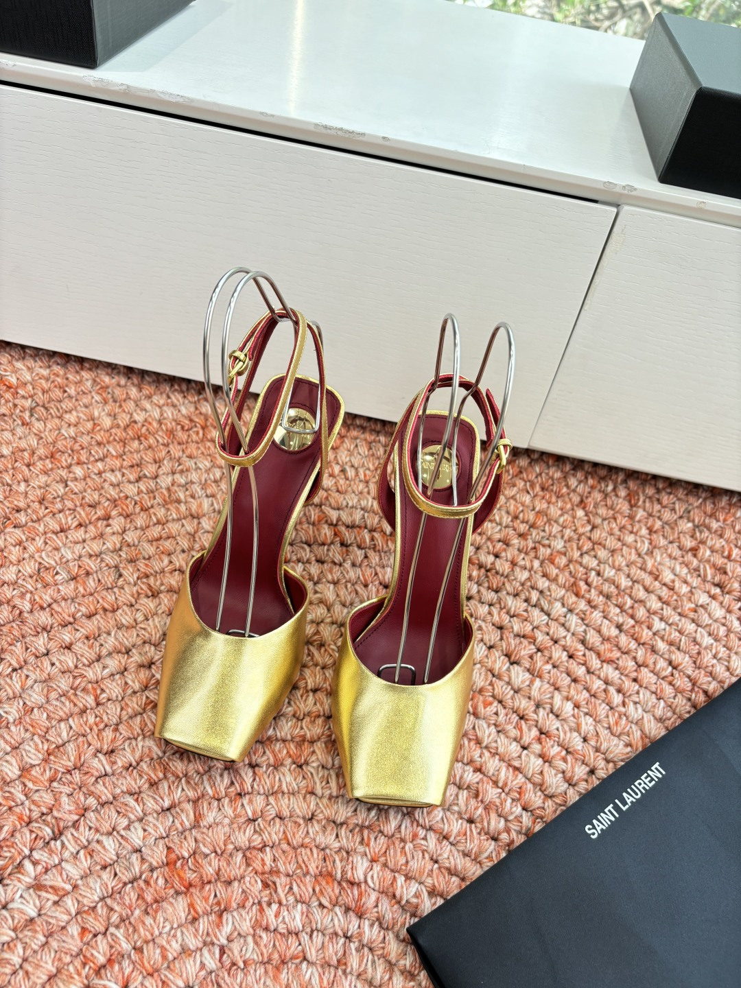 NO:668458,G288 What you see is what you get top quality Saint Laurent/Yves Saint Laurent Lee fish mouth square toe stiletto high heels YSL sister's beautiful high heels. It is also the Saint Laurent in the world. Rose's high heels are very good at modifying the foot shape, luxury metal chain. In recent years, SLP has become more and more understanding of women in high heels and has moved away from the embarrassing design impression of waterproof platform models. YSL's beautiful high heels. Metallic sheepskin/patent leather upper. Genuine leather outsole. Heel height is about 11cm.  Size 35-41 (40-41 customized, non-returnable and non-exchangeable), high heels and sandals, loro piana, saint laurent, saint laurent, saint laurent, sandals, high heels, sheepskin, Leather soles19860909G288所见即所得顶级品质Saint Laurent / 圣罗兰Lee鱼嘴方头细跟高跟鞋YSL姐姐的美丽尤物高跟鞋 又是人间圣罗兰 Rose同款的高跟鞋化很好修饰脚型,奢华金属链 这几年SLP是在高跟鞋越来越懂女人了朝摒奔了防水台款的尴尬设计印象ysl绝美高跟鞋 鞋面金属羊皮/漆皮 鞋底真皮大底 跟高约11cm 尺码35-41(40-41定制不退不换),高跟鞋凉鞋,loro piana,saint laurent,saint laurent,saint laurent,sandals,high heels,sheepskin,Leather soles,Women's Shoes