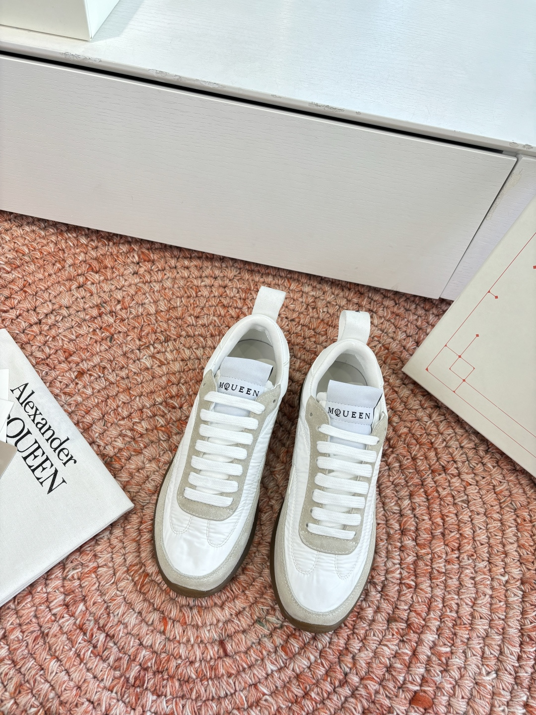 NO:759303,Purchasing agent level men's model 10 ALEXANDER MCQUEEN·McQueen's new shoes I would like to call them 'the king of dressing for lazy people'. I was attracted by McQueen's new shoes when I went to the store today!  The creamy white and light gray suede are too gentle. The shape of the shoe is a kind of retro Forrest Gump style. The upper part makes the foot slimmer without crowding the foot. The raw rubber sole is soft and soft. When I tried it on, I took two steps and I felt that I would not be tired after shopping all day!  The jeans I wore today happened to be of American cleanfit style. They should be worn with sweatpants when I go home. Even my mother said that these shoes look much more pleasing to the eye than the 'beautiful torture instruments' I bought before. The key is that these shoes are not bad on the street, and the small label on the tongue is low-key and decent. If you know McQueen, you can get it at a glance ~ I just asked the salesperson about the size and it has already begun to run out. If you like it, don't hesitate. This pair is a pair that you 'buy and want to wear every day'!  Fabric nubuck cloth, original lining, original sole, sole: female-/male-(female/male custom-made, non-returnable, non-exchangeable), casual shoes/sports shoes, alexander mcqueen, sneakers, jeans, chamois leather19860909代购级 男款10 ALEXANDERMCQUEEN·麦昆这双新鞋 我愿称之为“懒人穿搭王炸”今天逛店一眼被麦昆这双新鞋勾走魂了！奶白拼浅灰麂皮也太温柔了吧,鞋型是那种带点复古的阿甘款,上脚显脚瘦还不挤脚——生胶底软乎乎的,试穿的时候踩了两步,感觉逛一天街都不会累！ 搭我今天穿的牛仔裤刚好是美式cleanfit那味儿,回家配运动裤应该更慵懒,连我妈都说这鞋看着比我之前买的那些“漂亮刑具”顺眼多了.关键是这双不烂大街,鞋舌那小标低调又有面儿,懂麦昆的一眼就能get到～ 刚问了柜姐码数已经开始缺了,喜欢的姐妹真的别犹豫,这双属于“买了天天想穿”的款！ 面料磨砂布面 内里原版内里 鞋底原版鞋底 :女-/男-(女/ 男定制不退不换）,休闲鞋/运动鞋,alexander mcqueen,sneakers,jeans,chamois leather,Women's Shoes