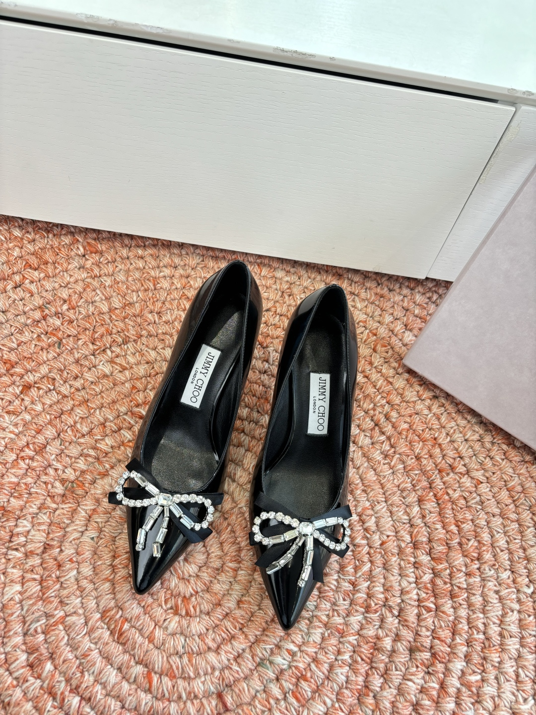 NO:722271,G987 What you see is what you get JimmyCho*Jimmy Cho 25s early spring hot product top version pointed rhinestone hollow high heels. This is too fairy. It is as beautiful as a work of art and very vivid. It is gentle and fairy, as if you can smell the fragrance of flowers! Fashionable fairy style outfit, you can match it with a pair of shorts to show off your fairy spirit!  !  The upper is handmade, and each pair of shoes takes a week to make. Flowers can be shaped into the shape you like, which is the finishing touch of the overall look. Horseshoe heel design, neat and original material. Sheepskin lining and foot pads. Outsole imported genuine leather sole from Italy. Size: 35-41 (40.41. Customized, non-returnable and non-exchangeable), high heels, jimmy choo, jimmy choo, high heels, shorts, sheepskin19860909G987所见即所得JimmyCho*吉米周25s早春爆品 顶版 尖头水钻中空高跟鞋 这也太仙了叭,像艺术品一样美到窒息的很生动形象,很温柔很仙女,仿佛能闻到花的香气!时尚的仙女风穿搭,随意搭配上一条短裤都能尽显仙气飘飘！！鞋面是手工制作的,每双鞋需要一周才能制作而成 花朵是可以自己捏成喜欢的形状,是整体造型搭配的点睛之笔 马蹄跟设计,利落且 材质原版材质 内里羊皮内里垫脚 大底意大利进口真皮底 码数:35-41(40.41.定制不退不换）,高跟鞋,jimmy choo,jimmy choo,high heels,shorts,sheepskin,Women's Shoes