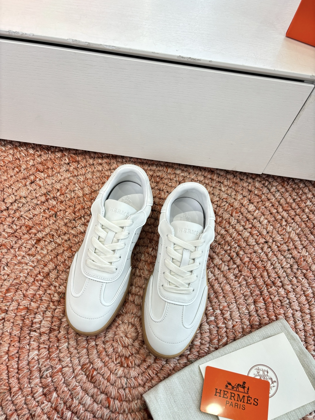 NO:751423,Men's 20G059 counter version Hermès bouncing sneakers for men, actual shots, the most worth buying Hermès couple sneakers, the legendary shoe trend that you should buy even if it is not in stock, fashionable, comfortable, versatile, although the price has increased, but the price is really not expensive, the new colors are very good-looking, there are many other colors, there are not so many choices, but they are also very good-looking, especially with the couple style. The fabric is customized to match the cowhide, the lining is original, the sole is exclusive and original suction mold outsole  Size 35-45 (39.40.41 when ordering, please note for men and women. 45 is custom-made and is non-returnable and non-exchangeable), casual shoes/sports shoes, hermes, sneakers, cowhide19860909男20G059专柜版爱马仕 bouncing运动鞋男款实拍最值得的入手的爱马仕情侣运动鞋传说中不配货也要买的鞋潮流 时尚 舒适 百搭 虽然涨价 但价格真不贵新出的配色都很好看 还有很多其他配色,选择没有那么多不过也是很好看,尤其搭配情侣款感感 面料定制对版牛皮 内里原版内里 鞋底独家原版吸模大底 尺码35-45(39.40.41下单备注男女.45定制不退不换),休闲鞋/运动鞋,hermes,sneakers,cowhide,Women's Shoes