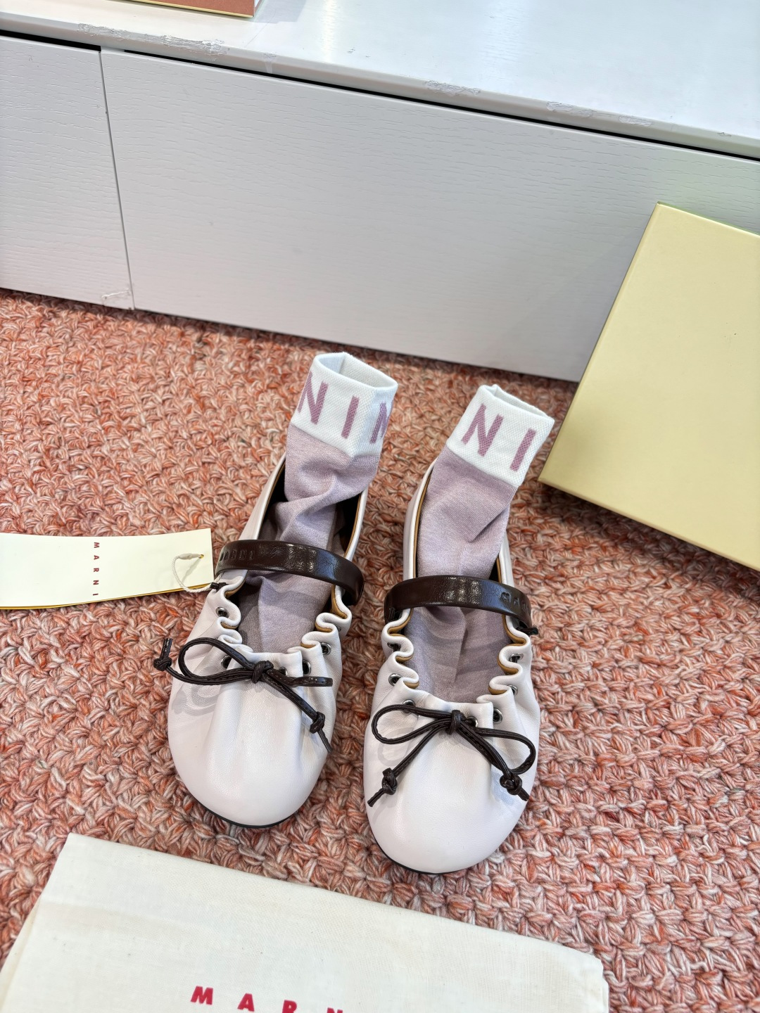 NO:759317,Purchasing level socks 10' Mani ballet shoes with a soft and glutinous feel jio retro and playful feel. The shoe body is decorated with pleated drawstrings and fungus edges. It is matched with brown straps and thick soles. It not only retains the elegance of ballet shoes, but also has a lazy and relaxed atmosphere. The fabric is genuine cowhide. The lining is cowhide. The sole is genuine Italian leather: - (/Customized, non-returnable, non-exchangeable), ballet shoes, cowhide, socks.19860909代购级 袜子10 '玛尼 芭蕾舞鞋软软糯糯感jio复古俏皮感鞋身用了褶皱抽绳+木耳边装饰 搭配棕色绑带和厚底 既保留了芭蕾舞鞋的优雅,又带点慵懒松弛的氛围 面料对版牛皮 内里牛皮内里 鞋底真皮意大利大底 :-(/定制不退不换),芭蕾舞鞋,cowhide,socks,Women's Shoes