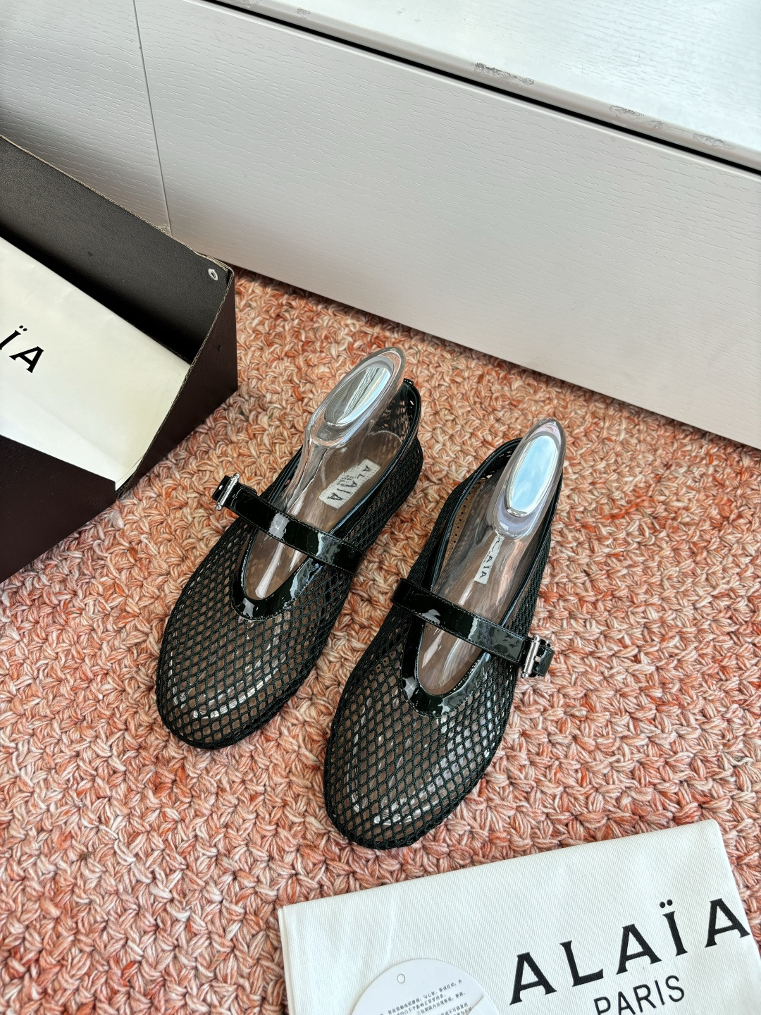 NO:750149,What you see is what you get G002 Purchasing level original purchase French first-line luxury brand ALAIA Alea fishnet mules toe-toe sandals 2026 French fairy ballet flat dancing shoes. The ALAIA brand comes from its founder, Azzedine Alaia, the founder of the 'super tight and sexy' trend in the 1980s, known as the 'King of cling'. He is one of the most legendary designers in the fashion industry. Azzedine Alaia  Intelligently exaggerating the sexy side, it is both sober, discreet and modern, yet ultra-fitting and sexy rivets, metal buckles, tight corsets and sexy snakeskin. These design elements of Alaia are still appearing on the runways of major brands. The style of the Alaia brand is just like its fashion, sexy and modern. Imported fabrics, toe-toe fishnet shoes, outsole, genuine leather, size 35-39 (40.41. Customized) / normal size  Original packaging, ballet shoes, alaia, sandals, snakeskin19860909所见即所得G002代购级别原版购入法国一线奢侈品牌ALAIA 阿莱亚鱼网穆勒鞋包头凉鞋2026法式仙女芭蕾舞平底跳舞鞋,ALAIA品牌源自其创始人,Azzedine Alaia是上世纪80 年代“超紧身性感”风潮的创始人,被称作“King of cling”, 他是时尚界最传奇的设计师之一.Azzedine Alaia 聪明地将性感一边更夸张,既清醒谨慎摩登,又超贴身性感铆钉、金属环扣、紧束胸衣和性感蛇皮,这些 Alaia 的设计元素仍不断出现在各大品牌的秀台上.Alaia品牌的风格一如其时装,性感而又摩登 面料进口包头鱼网鞋 大底真皮 码数35-39（40.41.定做）/正常尺码 原版包装,芭蕾舞鞋,alaia,sandals,snakeskin,Women's Shoes