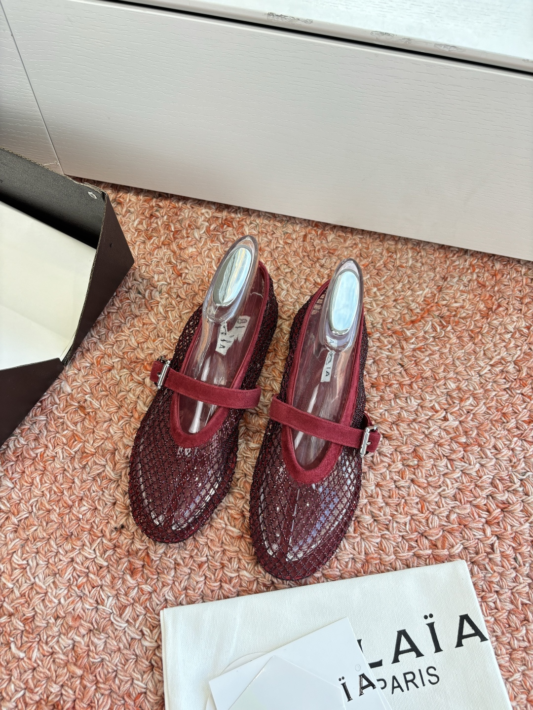 NO:750165,What you see is what you get G002 Purchasing level original purchase French first-line luxury brand ALAIA Alea fishnet mules toe-toe sandals 2026 French fairy ballet flat dancing shoes. The ALAIA brand comes from its founder, Azzedine Alaia, the founder of the 'super tight and sexy' trend in the 1980s, known as the 'King of cling'. He is one of the most legendary designers in the fashion industry. Azzedine Alaia  Intelligently exaggerating the sexy side, it is both sober, discreet and modern, yet ultra-fitting and sexy rivets, metal buckles, tight corsets and sexy snakeskin. These design elements of Alaia are still appearing on the runways of major brands. The style of the Alaia brand is just like its fashion, sexy and modern. Imported fabrics, toe-toe fishnet shoes, outsole, genuine leather, size 35-39 (40.41. Customized) / normal size  Original packaging, ballet shoes, alaia, sandals, snakeskin19860909所见即所得G002代购级别原版购入法国一线奢侈品牌ALAIA 阿莱亚鱼网穆勒鞋包头凉鞋2026法式仙女芭蕾舞平底跳舞鞋,ALAIA品牌源自其创始人,Azzedine Alaia是上世纪80 年代“超紧身性感”风潮的创始人,被称作“King of cling”, 他是时尚界最传奇的设计师之一.Azzedine Alaia 聪明地将性感一边更夸张,既清醒谨慎摩登,又超贴身性感铆钉、金属环扣、紧束胸衣和性感蛇皮,这些 Alaia 的设计元素仍不断出现在各大品牌的秀台上.Alaia品牌的风格一如其时装,性感而又摩登 面料进口包头鱼网鞋 大底真皮 码数35-39（40.41.定做）/正常尺码 原版包装,芭蕾舞鞋,alaia,sandals,snakeskin,Women's Shoes