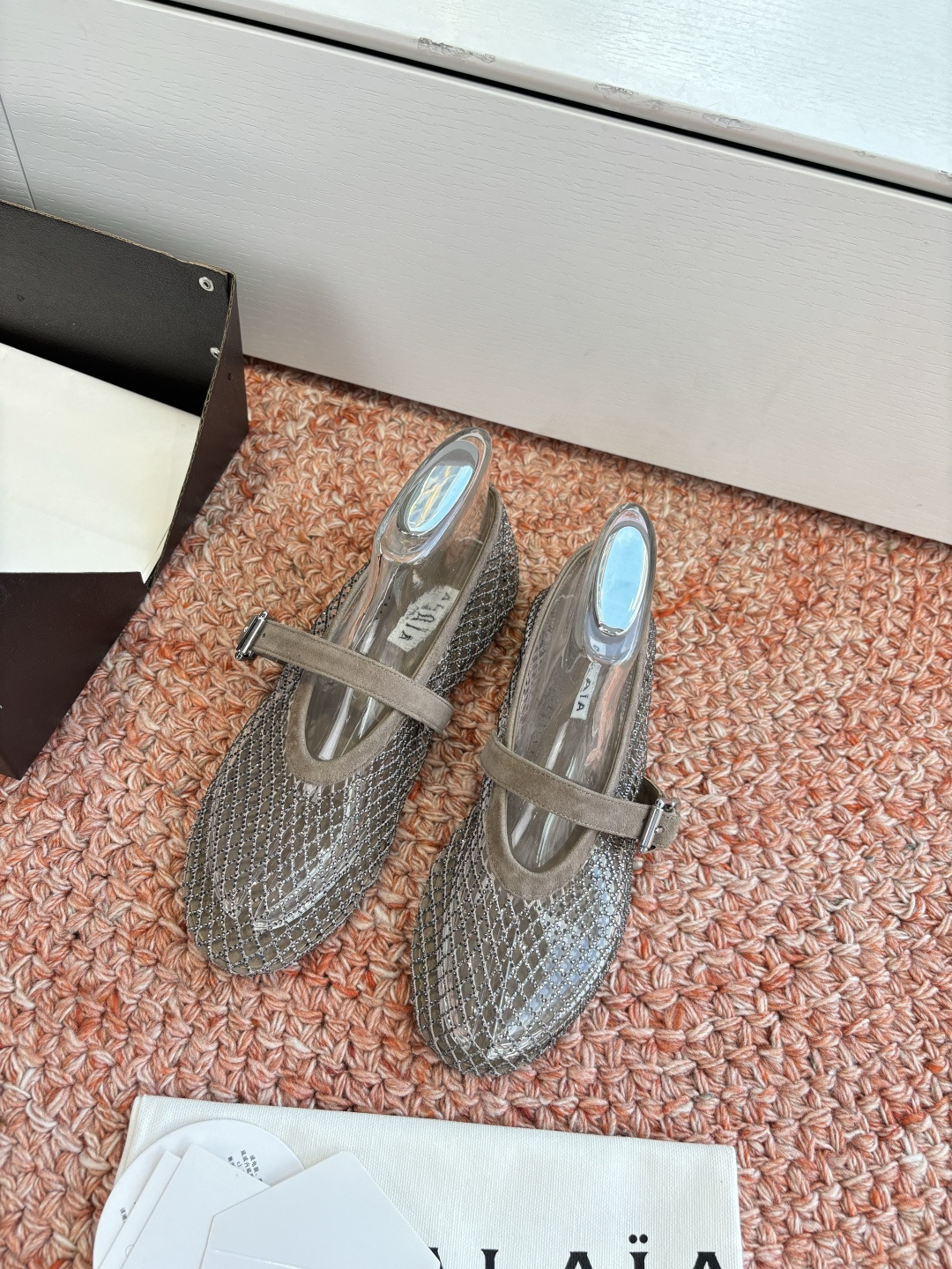 NO:750173,What you see is what you get G002 Purchasing level original purchase French first-line luxury brand ALAIA Alea fishnet mules toe-toe sandals 2026 French fairy ballet flat dancing shoes. The ALAIA brand comes from its founder, Azzedine Alaia, the founder of the 'super tight and sexy' trend in the 1980s, known as the 'King of cling'. He is one of the most legendary designers in the fashion industry. Azzedine Alaia  Intelligently exaggerating the sexy side, it is both sober, discreet and modern, yet ultra-fitting and sexy rivets, metal buckles, tight corsets and sexy snakeskin. These Alaia design elements continue to appear on the runways of major brands. The style of the Alaia brand is just like its fashion, sexy and modern. Imported fabrics, toe-toe fishnet shoes/grey diamond mesh, outsole, genuine leather, size 35-39 (40.41. Customized)/normal size  Original packaging, ballet shoes, alaia, sandals, snakeskin19860909所见即所得G002代购级别原版购入法国一线奢侈品牌ALAIA 阿莱亚鱼网穆勒鞋包头凉鞋2026法式仙女芭蕾舞平底跳舞鞋,ALAIA品牌源自其创始人,Azzedine Alaia是上世纪80 年代“超紧身性感”风潮的创始人,被称作“King of cling”, 他是时尚界最传奇的设计师之一.Azzedine Alaia 聪明地将性感一边更夸张,既清醒谨慎摩登,又超贴身性感铆钉、金属环扣、紧束胸衣和性感蛇皮,这些 Alaia 的设计元素仍不断出现在各大品牌的秀台上.Alaia品牌的风格一如其时装,性感而又摩登 面料进口包头鱼网鞋/灰钻网 大底真皮 码数35-39（40.41.定做）/正常尺码 原版包装,芭蕾舞鞋,alaia,sandals,snakeskin,Women's Shoes