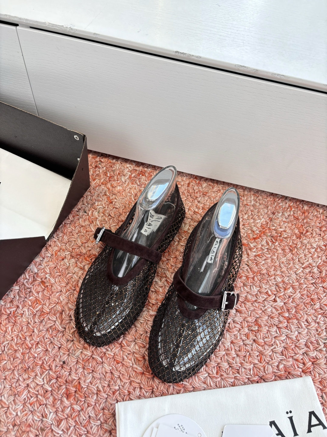 NO:750176,What you see is what you get G002 Purchasing level original purchase French first-line luxury brand ALAIA Alea fishnet mules toe-toe sandals 2026 French fairy ballet flat dancing shoes. The ALAIA brand comes from its founder, Azzedine Alaia, the founder of the 'super tight and sexy' trend in the 1980s, known as the 'King of cling'. He is one of the most legendary designers in the fashion industry. Azzedine Alaia  Intelligently exaggerating the sexy side, it is both sober, discreet and modern, yet ultra-fitting and sexy rivets, metal buckles, tight corsets and sexy snakeskin. These design elements of Alaia are still appearing on the runways of major brands. The style of the Alaia brand is just like its fashion, sexy and modern. Imported fabrics, toe-toe fishnet shoes, outsole, genuine leather, size 35-39 (40.41. Customized) / normal size  Original packaging, ballet shoes, alaia, sandals, snakeskin19860909所见即所得G002代购级别原版购入法国一线奢侈品牌ALAIA 阿莱亚鱼网穆勒鞋包头凉鞋2026法式仙女芭蕾舞平底跳舞鞋,ALAIA品牌源自其创始人,Azzedine Alaia是上世纪80 年代“超紧身性感”风潮的创始人,被称作“King of cling”, 他是时尚界最传奇的设计师之一.Azzedine Alaia 聪明地将性感一边更夸张,既清醒谨慎摩登,又超贴身性感铆钉、金属环扣、紧束胸衣和性感蛇皮,这些 Alaia 的设计元素仍不断出现在各大品牌的秀台上.Alaia品牌的风格一如其时装,性感而又摩登 面料进口包头鱼网鞋 大底真皮 码数35-39（40.41.定做）/正常尺码 原版包装,芭蕾舞鞋,alaia,sandals,snakeskin,Women's Shoes