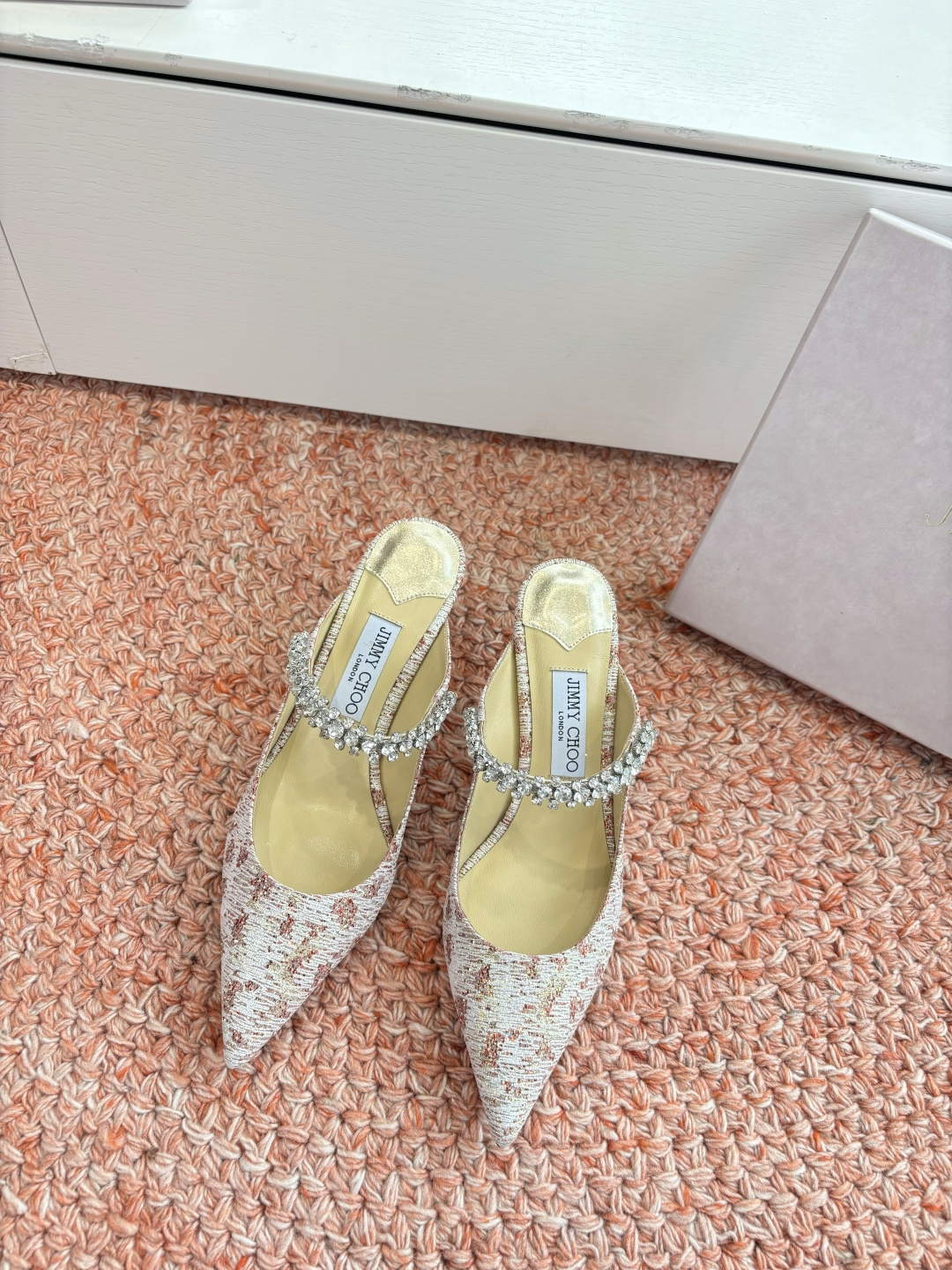 NO:722267,G987 WYSIWYG JimmyCho*Jimmy Week 2026 Early Spring Hot Top Edition Pointed Rhinestone Hollow High Heels This is too fairy, as beautiful as a work of art, breathtakingly vivid, very gentle and fairy, as if you can smell the fragrance of flowers! Fashionable fairy style outfit, casually paired with a pair of shorts, you can show off your fairy spirit!  !  The upper is handmade, and each pair of shoes takes a week to make. Flowers can be shaped into the shape you like, which is the finishing touch of the overall look. Horseshoe heel design, neat and matching material. Sheepskin lining and foot pads. Outsole Italian imported genuine leather sole. Size: 34-41 (34.40.41. Customized, non-returnable and non-exchangeable), high heels, jimmy choo, jimmy choo, high heels, shorts, sheepskin19860909G987所见即所得JimmyCho*吉米周2026早春爆品 顶版 尖头水钻中空高跟鞋 这也太仙了叭,像艺术品一样美到窒息的很生动形象,很温柔很仙女,仿佛能闻到花的香气!时尚的仙女风穿搭,随意搭配上一条短裤都能尽显仙气飘飘！！鞋面是手工制作的,每双鞋需要一周才能制作而成 花朵是可以自己捏成喜欢的形状,是整体造型搭配的点睛之笔 马蹄跟设计,利落且 材质对版材质 内里羊皮内里垫脚 大底意大利进口真皮底 码数:34-41（34.40.41.定制不退不换）,高跟鞋,jimmy choo,jimmy choo,high heels,shorts,sheepskin,Women's Shoes