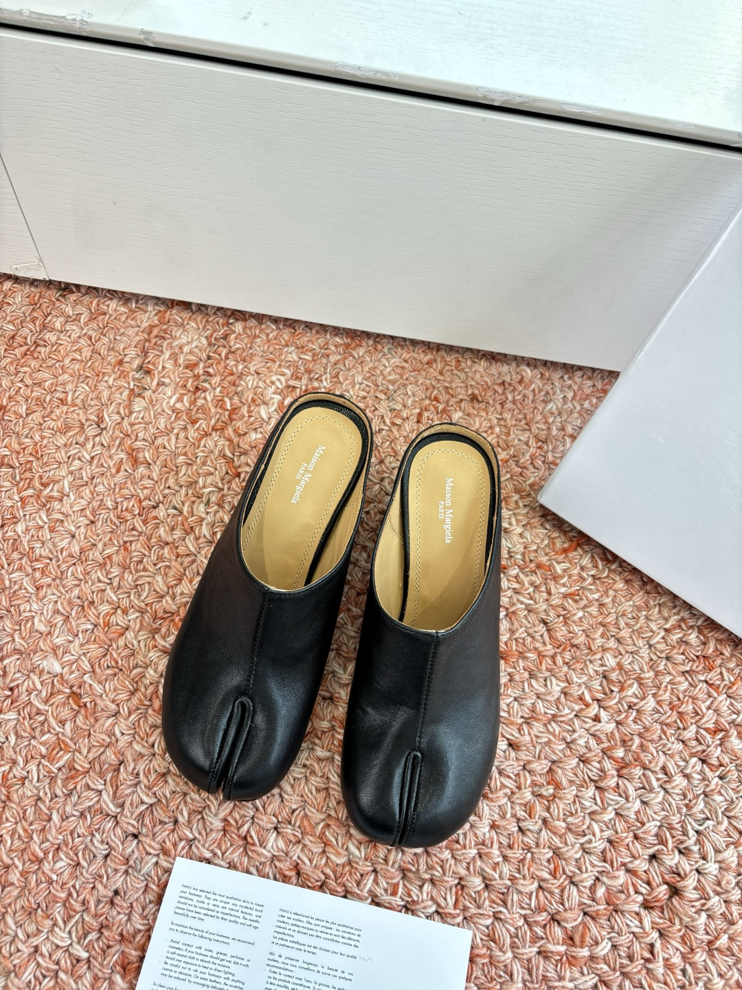 NO:722279,G012 What you see is what you get, top quality Maison Marginal* MM6 apple-toe ballet sandals. Designer Margiela is so talented. Create shoes as design elements. Single shoes are smart and exquisite. Half-slippers match short skirts. Sexy personality. Fabric blended with sheep surface. Water-dyed cowhide inside. Italian imported genuine leather outsole. Size: 35-40 (40.41 custom-made, non-refundable and non-exchangeable), split-toe shoes, masion margiela, masion  margiela,sandals,skirts,cowhide,Leather soles19860909G012所见即所得顶级品质Maison Marginal* MM6苹果头芭蕾舞凉鞋马吉拉设计师太有才了 作为设计元素打造鞋品 单鞋干练精致 半拖搭配短裙 性感个性 面料植糅羊面 内里水染牛皮 意大利进口真皮大底 码数:35-40（40.41订做不退不换）,分趾鞋,masion margiela,masion margiela,sandals,skirts,cowhide,Leather soles,Women's Shoes