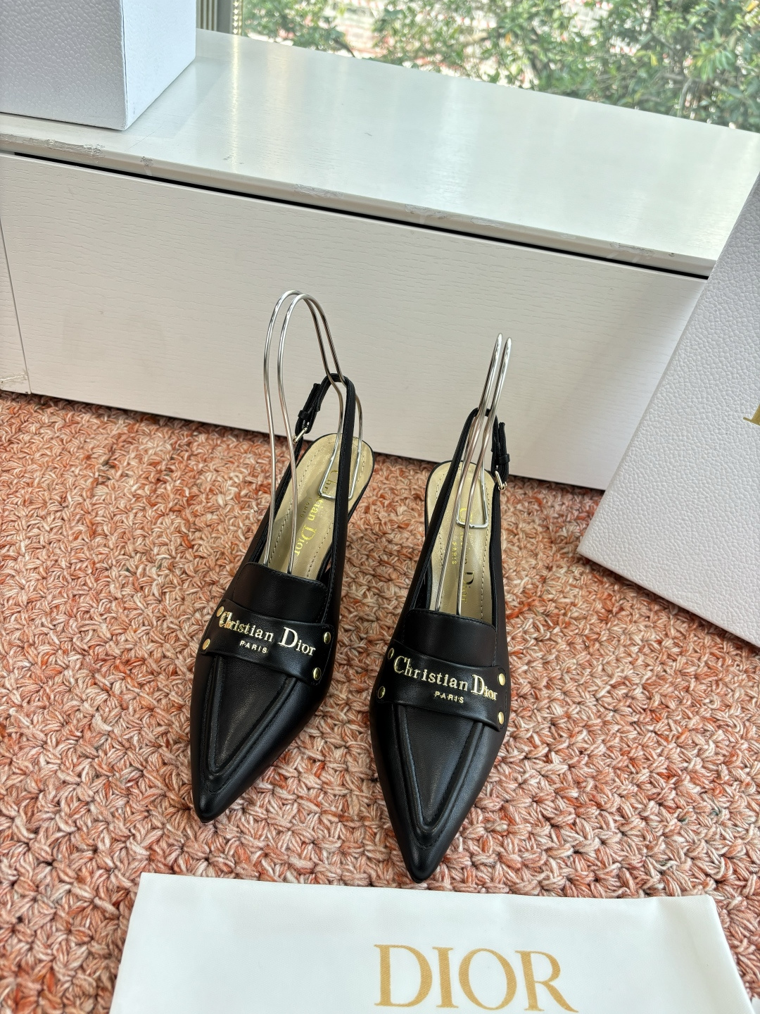 NO:722263,Two heights Order notes G053DIO*·26s New Square Toe Patent Leather Thick Heel Mary Jane The most subversive touch of the design is its sharp and restrained three-dimensional square toe. This geometric shape instantly draws a clear line with all round-toe Mary Janes, giving the classic shoe shape a calm and bold modern expression. It is no longer simply sweet, but infused with architectural structure and strength, becoming the cornerstone of the overall design. The body of the shoe is made of high-gloss patent leather, a material known for its sharp luster and futuristic qualities. Light flows and reflects on the corners of the square toe and the arc of the shoe body, creating a clear contrast of light and shadow like a sculpture. The thick flat strap is no longer slender and fragile, but spans the instep in a more stable and existential form, and echoes the thick heel in volume, balancing the visual center of gravity. The design of the thick high heel is the wisdom of balancing comfort and aura. It provides significant height, but due to the wide landing area and stable proportions, it ensures extraordinary stability and walking confidence. This heel shape visually anchors the power of the entire pair of shoes, transforming the innocent Mary Jane into a 'power shoe' that can conquer urban streets. Material Patent leather Lined sheep lining Outsole Imported leather outsole from Italy Shoe size 35-39/40 41 Customized, non-refundable, high heels, dior, mary jane, high heels, Leather soles19860909两种高度 下单备注 G053DIO*·26s 新款方头漆皮粗高跟玛丽珍 设计最颠覆性的笔触在于其凌厉而克制的立体方头.这一几何形态瞬间划清了与所有圆头玛丽珍的界限,赋予了经典鞋型一种冷静、果敢的现代表情.不再是单纯的甜美,而是注入了建筑般的结构与力量感,成为整体设计的基石. 鞋身采用高光漆皮,这种材质以其锐利的光泽感和未来主义特质著称.光线在方头的折角与鞋身的弧线上流动、反射,创造出如雕塑般清晰的光影对比.宽厚的扁平搭带不再纤细脆弱,而是以更稳固、更具存在感的形态横跨脚背,并与粗跟形成量感上的呼应,平衡了视觉重心. 粗高跟的设计是舒适与气场兼顾的智慧.提供了显著的高度,却因宽阔的落地面积和稳健的比例,确保了超凡的稳定性与行走自信.这种鞋跟形态在视觉上锚定了整双鞋的力量感,将天真的玛丽珍转化为能够征服都市街道的“权力鞋履”. 材质漆皮 内里羊里 大底意大利进口真皮大底 鞋码35-39/40 41定制不退换,高跟鞋,dior,mary jane,high heels,Leather soles,Women's Shoes