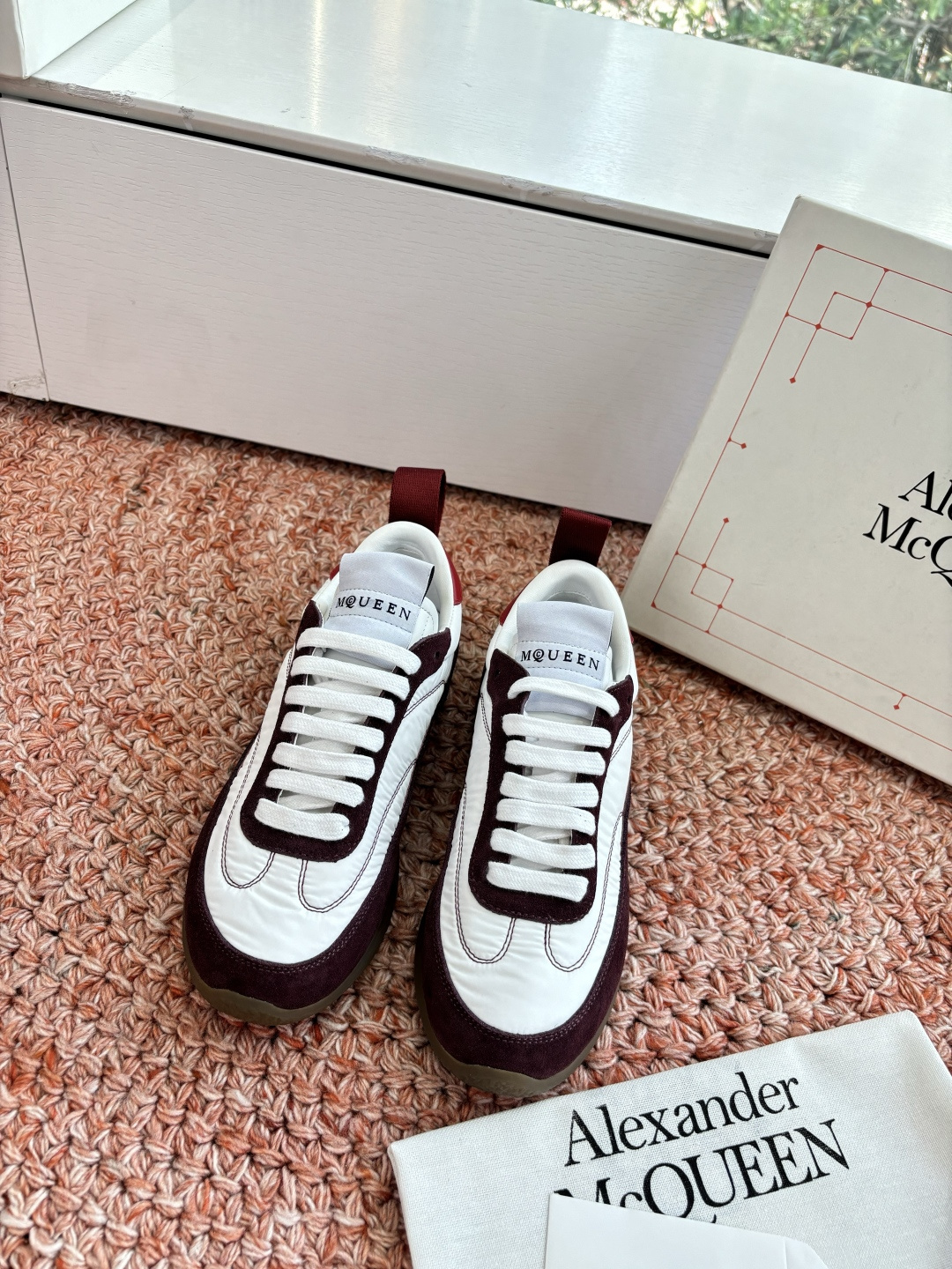 NO:759309,Purchasing agent level Male 10 ALEXANDERMCQUEEN Alexander McQueen's new shoes I would like to call them 'the king of dressing for lazy people'. I was attracted by McQueen's new shoes when I went to the store today!  The creamy white and light gray suede are too gentle. The shape of the shoe is a kind of retro Forrest Gump style. The upper part makes the foot slimmer without crowding the foot. The raw rubber sole is soft and soft. When I tried it on, I took two steps and I felt that I would not be tired after shopping all day!  The jeans I wore today happened to be of American cleanfit style. They should be worn with sweatpants when I go home. Even my mother said that these shoes look much more pleasing to the eye than the 'beautiful torture instruments' I bought before. The key is that these shoes are not bad on the street, and the small label on the tongue is low-key and decent. If you know McQueen, you can get it at a glance ~ I just asked the salesperson about the size and it has already begun to run out. If you like it, don't hesitate. This pair is a pair that you 'buy and want to wear every day'!  Fabric nubuck cloth, original lining, original sole, sole: female-/male-(female/male custom-made, non-returnable, non-exchangeable), casual shoes/sports shoes, alexander mcqueen, sneakers, jeans, chamois leather19860909代购级 男10 ALEXANDERMCQUEEN 亚历山大·麦昆这双新鞋 我愿称之为“懒人穿搭王炸”今天逛店一眼被麦昆这双新鞋勾走魂了！奶白拼浅灰麂皮也太温柔了吧,鞋型是那种带点复古的阿甘款,上脚显脚瘦还不挤脚——生胶底软乎乎的,试穿的时候踩了两步,感觉逛一天街都不会累！ 搭我今天穿的牛仔裤刚好是美式cleanfit那味儿,回家配运动裤应该更慵懒,连我妈都说这鞋看着比我之前买的那些“漂亮刑具”顺眼多了.关键是这双不烂大街,鞋舌那小标低调又有面儿,懂麦昆的一眼就能get到～ 刚问了柜姐码数已经开始缺了,喜欢的姐妹真的别犹豫,这双属于“买了天天想穿”的款！ 面料磨砂布面 内里原版内里 鞋底原版鞋底 :女-/男-(女/ 男定制不退不换）,休闲鞋/运动鞋,alexander mcqueen,sneakers,jeans,chamois leather,Women's Shoes