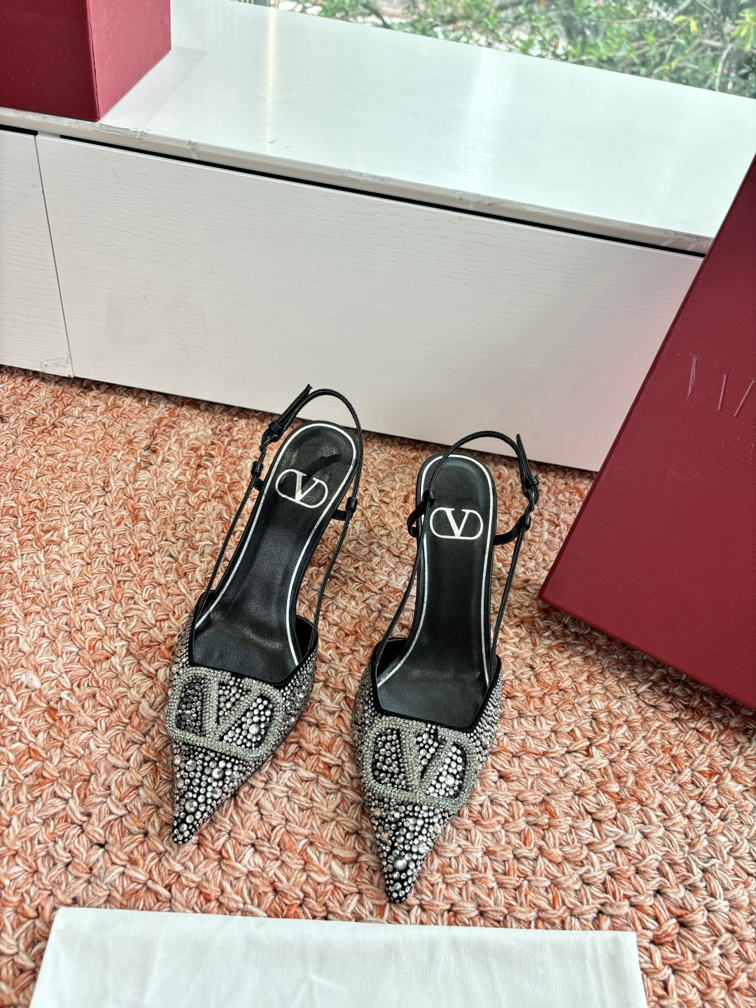 NO:722258,G296 What you see is what you get VALENTINO Valentino classic single shoes spring and summer VLOGO SIGNATURE shoe shape with smooth lines. Excellent version. Comfortable on the foot. Increases height. Looks slimmer. Lengthens the leg line. Comfortable on the foot. Increases height. Looks slimmer. Lengthens the leg line. Patent leather upper version. Original leather sole inside. Leather sole sole. Size 35-39.  (35.40.41. Customization is non-refundable and non-exchangeable), high heels, valentino, valentino, high heels19860909G296所见即所得VALENTINO华伦天奴经典单鞋春夏VLOGO SIGNATURE鞋型线条流畅.版型超赞上脚舒适.增高.显瘦.拉长腿部线条 上脚舒适.增高.显瘦.拉长腿部线条 鞋面对版漆皮 内里原版真皮鞋底 鞋底真皮鞋底 尺码35-39 (35.40.41.定制不退不换),高跟鞋,valentino,valentino,high heels,Women's Shoes