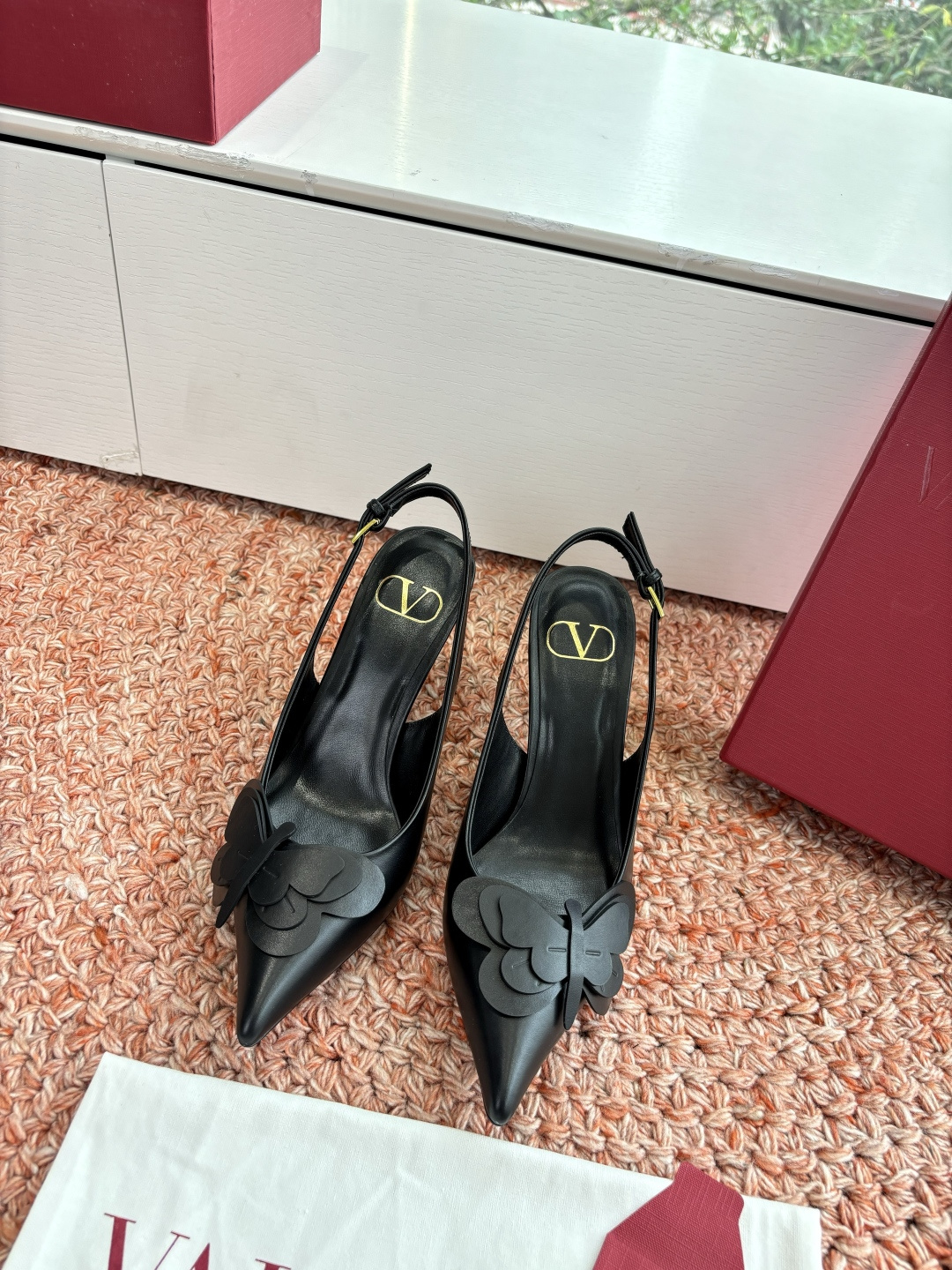 NO:722248,G296 What you see is what you get VALENTINO Valentino classic single shoes spring and summer VLOGO SIGNATURE shoe shape with smooth lines. Excellent version. Comfortable on the foot. Increases height. Looks slimmer. Lengthens the leg line. Comfortable on the foot. Increases height. Looks slimmer. Lengthens the leg line. Sheepskin upper version. Original leather sole inside. Genuine leather sole. Size 35-39  (35.40.41. Customization is non-refundable and non-exchangeable), high heels, valentino, valentino, high heels, sheepskin19860909G296所见即所得VALENTINO华伦天奴经典单鞋春夏VLOGO SIGNATURE鞋型线条流畅.版型超赞上脚舒适.增高.显瘦.拉长腿部线条 上脚舒适.增高.显瘦.拉长腿部线条 鞋面对版羊皮 内里原版真皮鞋底 鞋底真皮鞋底 尺码35-39 (35.40.41.定制不退不换),高跟鞋,valentino,valentino,high heels,sheepskin,Women's Shoes