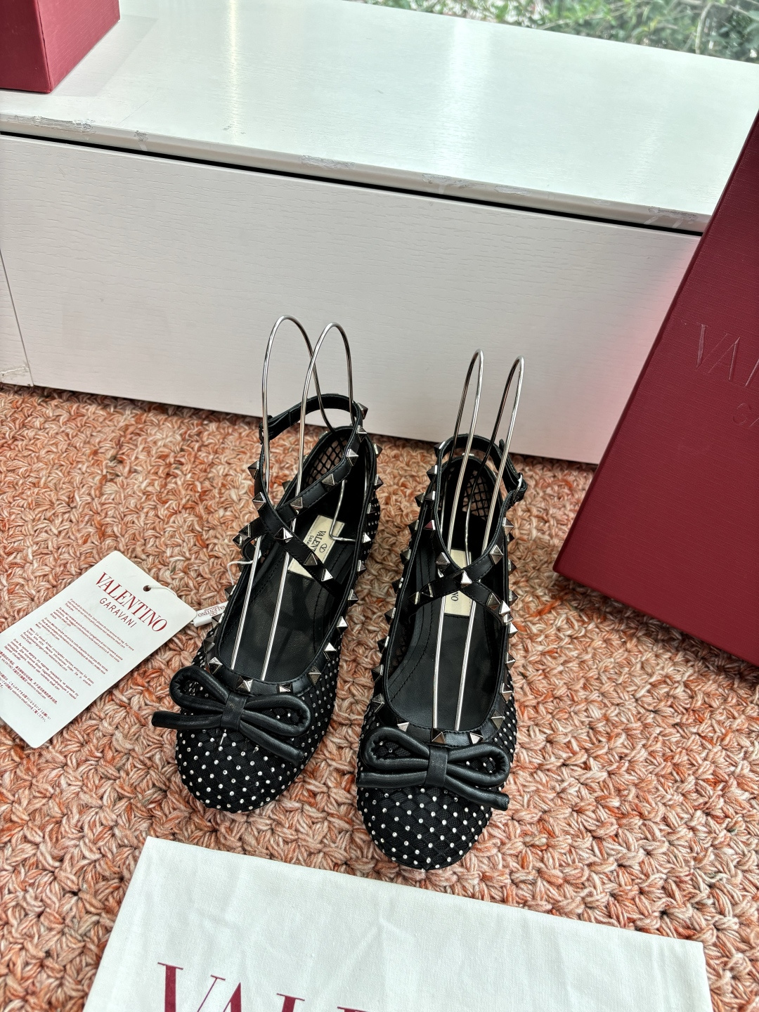 NO:759216,Purchasing agent grade Guanhuo Valentino spring and summer mesh diamond ballet shoes. Very suitable for spring and summer wear. The mesh is breathable and comfortable with diamond-encrusted design. Low-key luxury. Comfortable on the feet. Increases height. Looks slimmer. Elongates leg lines. Original custom mesh diamond-encrusted craftsmanship on the upper. Customized imported water-dyed sheepskin lining. Italian wood color genuine leather sole:-(/Customized, non-returnable, non-exchangeable), ballet shoes, valentino, sheepskin19860909代购级 莞货 华伦天奴 春夏网钻芭蕾舞鞋 超适合春夏的穿搭 网面透气舒适搭配镶钻设计 低调奢华 上脚舒适.增高.显瘦.拉长腿部线条 鞋面原版定制网面镶钻工艺 内里定制进口水染羊皮 鞋底意大利原木色真皮鞋底 :-(/定制不退不换),芭蕾舞鞋,valentino,sheepskin,Women's Shoes