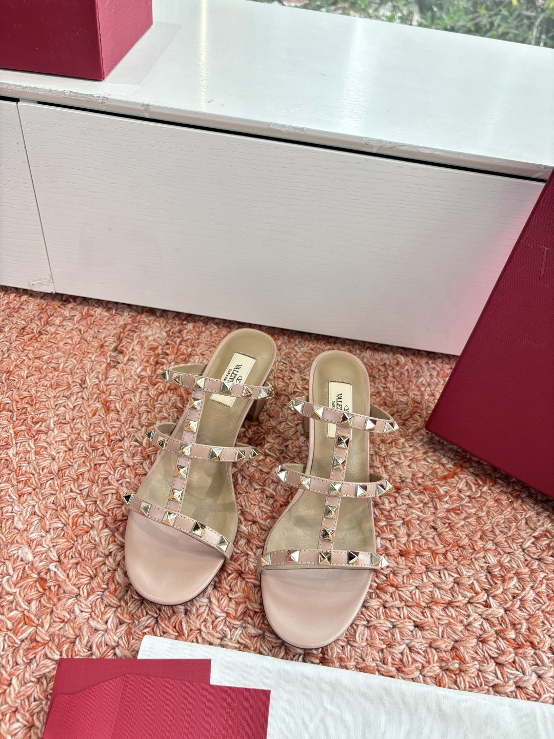 NO:759208,Purchasing agent, Guan goods, Valentino classic rivet 3-strap heels/sandals, spring and summer VLOGO SIGNATURE shoes with smooth lines. Excellent version, comfortable on the foot. Increases height, looks slimmer, elongates the leg line. Original version of the upper, pearlescent sheepskin, lining, customized imported water-dyed sheepskin, sole, Italian wood color genuine leather sole  :-(/Customized, non-refundable and non-exchangeable), slippers, valentino, sandals, slippers, sheepskin19860909代购级 莞货 华伦天奴经典铆钉3带跟鞋/凉鞋 春夏VLOGO SIGNATURE鞋型线条流畅.版型超赞上脚舒适.增高.显瘦.拉长腿部线条 上脚舒适.增高.显瘦.拉长腿部线条 鞋面原版对版珠光羊皮 内里定制进口水染羊皮 鞋底意大利原木色真皮鞋底 :-(/定制不退不换),拖鞋,valentino,sandals,slippers,sheepskin,Women's Shoes
