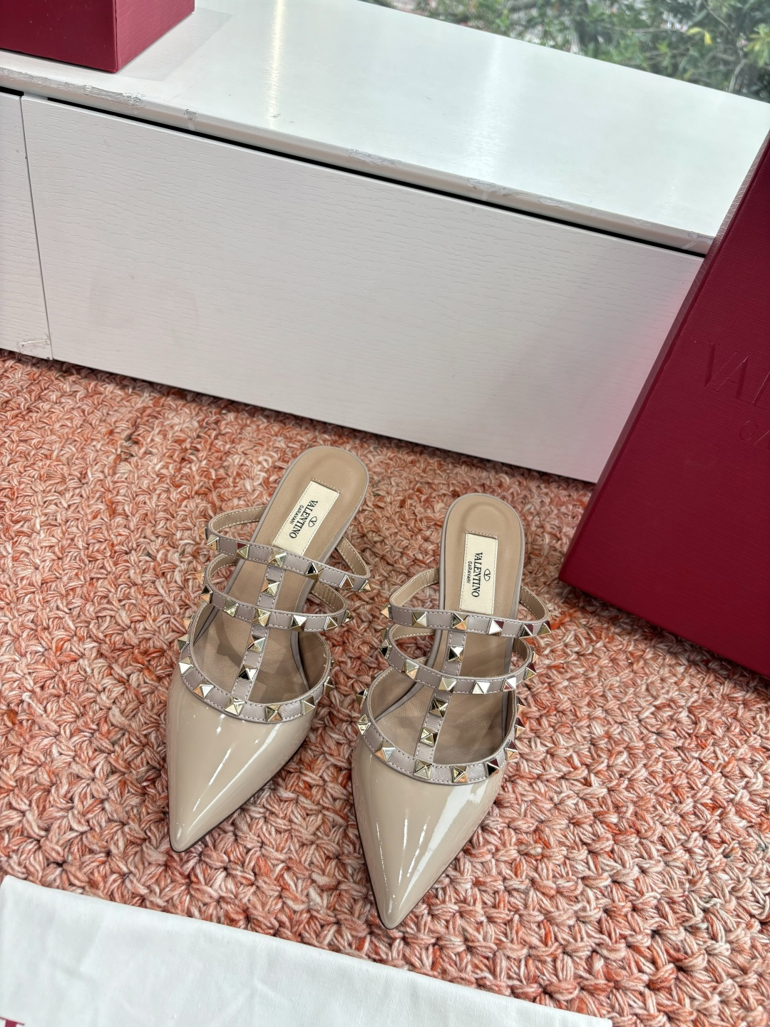 NO:759201,Purchasing agent, Guan goods, Valentino classic rivet 2-strap heels/sandals, spring and summer VLOGO SIGNATURE shoes with smooth lines. Excellent version, comfortable on the foot. Increases height, looks slimmer, elongates the leg line. Original version of the upper, pearlescent patent leather, lining, customized imported water-dyed sheepskin, sole, Italian wood color genuine leather sole  :-(/Customized, non-refundable and non-exchangeable), high heels and sandals, valentino, sandals, high heels, sheepskin19860909代购级 莞货 华伦天奴经典铆钉2带跟鞋/凉鞋 春夏VLOGO SIGNATURE鞋型线条流畅.版型超赞上脚舒适.增高.显瘦.拉长腿部线条 上脚舒适.增高.显瘦.拉长腿部线条 鞋面原版对版珠光漆皮 内里定制进口水染羊皮 鞋底意大利原木色真皮鞋底 :-(/定制不退不换),高跟鞋凉鞋,valentino,sandals,high heels,sheepskin,Women's Shoes