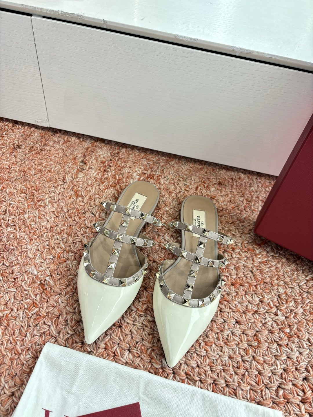 NO:694473,G296 What you see is what you get VALENTINO Valentino classic rivet stud single shoes sandals single shoes spring and summer VLOGO SIGNATURE shoe shape with smooth lines. Excellent version. Comfortable on the foot. Increases height. Looks slimmer. Elongates the leg line. Comfortable on the foot. Increases height. Looks slimmer. Elongates the leg line. Patent leather upper. Original leather sole inside. Genuine leather sole. Size 35-39  (35.40.41. Customization is non-refundable and non-exchangeable), half drag, valentino, valentino, sandals19860909G296所见即所得VALENTINO华伦天奴经典柳钉钉单鞋凉鞋单鞋春夏VLOGO SIGNATURE鞋型线条流畅.版型超赞上脚舒适.增高.显瘦.拉长腿部线条 上脚舒适.增高.显瘦.拉长腿部线条 鞋面对版漆皮 内里原版真皮鞋底 鞋底真皮鞋底 尺码35-39 (35.40.41.定制不退不换),半拖,valentino,valentino,sandals,Women's Shoes