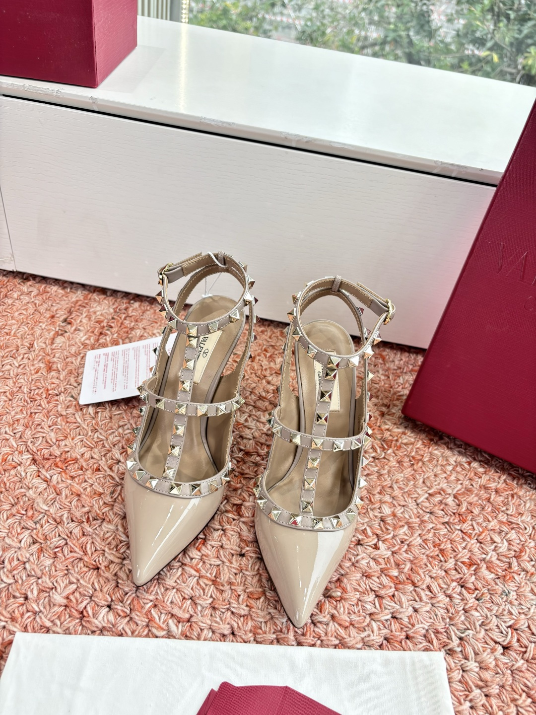 NO:694438,G296 What you see is what you get VALENTINO Valentino classic rivet stud single shoes sandals single shoes spring and summer VLOGO SIGNATURE shoe shape with smooth lines. Excellent version. Comfortable on the foot. Increases height. Looks slimmer. Elongates the leg line. Comfortable on the foot. Increases height. Looks slimmer. Elongates the leg line. Patent leather upper. Original leather sole inside. Genuine leather sole. Size 35-39  (35.40.41. Customized, non-refundable and non-exchangeable), high heels and sandals, valentino, valentino, sandals, high heels19860909G296所见即所得VALENTINO华伦天奴经典柳钉钉单鞋凉鞋单鞋春夏VLOGO SIGNATURE鞋型线条流畅.版型超赞上脚舒适.增高.显瘦.拉长腿部线条 上脚舒适.增高.显瘦.拉长腿部线条 鞋面对版漆皮 内里原版真皮鞋底 鞋底真皮鞋底 尺码35-39 (35.40.41.定制不退不换),高跟鞋凉鞋,valentino,valentino,sandals,high heels,Women's Shoes