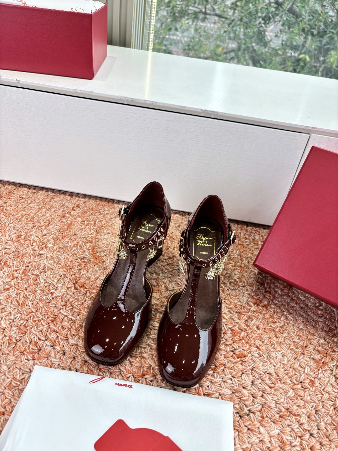 NO:722253,Top quality G988 Roger Vivier｜RV26WF new T-shaped strap with rhinestone metal buckle pendant thick-heeled sandals. When RV's iconic square buckle meets the smart rhinestone pendant, and the neat T-shaped strap outlines the toe line, a pair of sandals that are both luxurious and practical are born. This pair of sandals inherits Italian craftsmanship, perfectly blending the sophistication of Paris haute couture with the comfort of daily walking.  The T-strap is slimming, the diamond buckle is eye-catching, the pendant is smart, and the thick heel is stable. It is not only a high-gloss combat boot for dinner and red carpets, but also a stylish choice for commuting and dating. It has become an irreplaceable summer luxury in the shoe cabinet. A pair of sandals can brighten the whole body and make you look the protagonist in any occasion. The fabric is made of original custom leather (please note when ordering mid-heels and high heels). The lining of the tiptoe is made of sheepskin. The sole is imported genuine leather outsole from Italy.  size35-39 (customized 40/41), high heels, roger vivor, sandals, boots, high heels, sheepskin, Leather soles19860909顶级品质G988Roger Vivier｜RV26WF新品T字带水钻金属扣吊坠粗跟凉鞋当RV标志性方扣邂逅灵动水钻吊坠再以利落T字带勾勒足尖线条 一双兼具奢雅与实穿的凉鞋就此诞生. 这双凉鞋承袭意大利匠心工艺 将巴黎高定的精致与日常行走的舒适完美相融 T带显瘦、钻扣夺目、吊坠灵动 粗跟稳适,既是晚宴红毯的高光战靴 亦是通勤约会的格调之选 成为鞋柜里无可替代的夏日奢藏. 一双凉鞋便能点亮全身造型 让你在任何场合都自带主角光环. 面料采用原版定制皮料(中跟和高跟下单备注) 内里踮脚均为羊皮 鞋底意大利进口真皮大底 size35-39（40/41定制）,高跟鞋,roger vivier,sandals,boots,high heels,sheepskin,Leather soles,Women's Shoes