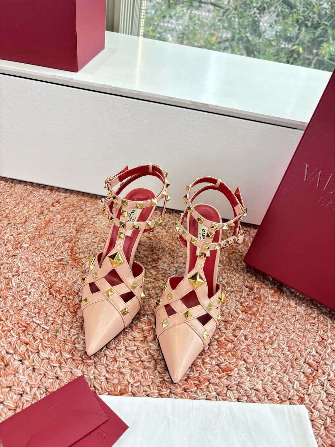 NO:759261,Purchasing agent, Guan goods, Valentino classic rivet cross-strap high heels/sandals, spring and summer VLOGO SIGNATURE shoe shape with smooth lines. Excellent version, comfortable on the foot. Increases height, looks slimmer, elongates the leg line. Original version of the upper, pearlescent patent leather, lining, customized imported water-dyed sheepskin, sole, Italian wood color genuine leather sole  :-(/Customized, non-refundable and non-exchangeable), high heels and sandals, valentino, sandals, high heels, sheepskin19860909代购级 莞货 华伦天奴经典铆钉交叉带高跟/凉鞋 春夏VLOGO SIGNATURE鞋型线条流畅.版型超赞上脚舒适.增高.显瘦.拉长腿部线条 上脚舒适.增高.显瘦.拉长腿部线条 鞋面原版对版珠光漆皮 内里定制进口水染羊皮 鞋底意大利原木色真皮鞋底 :-(/定制不退不换),高跟鞋凉鞋,valentino,sandals,high heels,sheepskin,Women's Shoes