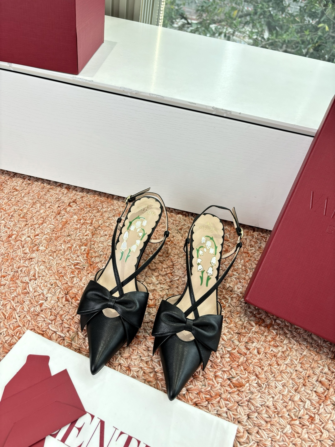 NO:694444,G296 What you see is what you get VALENTINO Valentino Classic Willow Stud Single Shoes Sandals Single Shoes Spring and Summer VLOGO SIGNATURE The shoe shape has smooth lines. The version is awesome. Comfortable on the foot. Increases height. Looks slimmer. Elongates the leg line. Comfortable on the foot. Increases height. Looks slimmer. Elongates the leg line. Patent leather/sheepskin upper version. Original leather sole lining. Genuine leather sole. Size 35-39  (35.40.41. Customization is non-refundable and non-exchangeable), high heels and sandals, valentino, valentino, sandals, high heels, sheepskin19860909G296所见即所得VALENTINO华伦天奴经典柳钉钉单鞋凉鞋单鞋春夏VLOGO SIGNATURE鞋型线条流畅.版型超赞上脚舒适.增高.显瘦.拉长腿部线条 上脚舒适.增高.显瘦.拉长腿部线条 鞋面对版漆皮/羊皮 内里原版真皮鞋底 鞋底真皮鞋底 尺码35-39 (35.40.41.定制不退不换),高跟鞋凉鞋,valentino,valentino,sandals,high heels,sheepskin,Women's Shoes