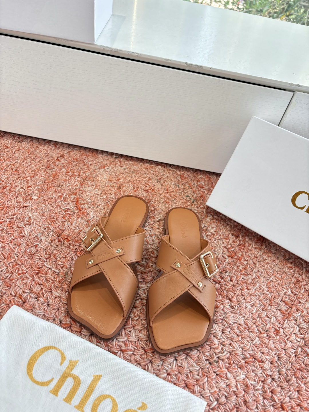 NO:694489,Purchasing agent G076Chloe/Chloe WYSIWYG classic spring and summer cross-strap slippers, Chloe spring and summer style, letter cross-strap flat slippers, grooves on the upper and back palms and filled with small cowhide pads. All the positions are just right. It is a hot item among Internet celebrities. Top leisure and vacation series celebrities and Internet celebrities are unanimously pursuing this model. It is even out of stock.  Slippers are an indispensable item in midsummer. They are very fashionable and sporty on the feet. They show your elegance, lightness, slimming and white feet in your own way. Fabric: cowhide. Lining: sheepskin. Genuine leather sole. Size: Genuine leather sole. Size 35-41 (40.41 customization is non-returnable and non-exchangeable). Slippers, chloe, loewe, slippers, cowhide, sheepskin19860909代购级G076Chloe 克洛伊/蔻依所见即所得经典春夏款交叉带拖鞋克洛伊春夏款,字母交叉带平底拖鞋,上后掌位置挖槽填充牛皮小垫 所有的位置刚刚好 ,网红爆款,顶级休闲度假系列大咖网红一致追求此款,更是断货一度难求 盛夏不可缺少的单品拖鞋,上脚极具吸引时髦运动风尚,以你的方式彰显你的优雅、轻便、显瘦、显脚白 面料:牛皮 内里:羊皮 鞋底真皮鞋底 尺码:真皮鞋底 尺码35-41(40.41定制不退不换),拖鞋,chloe,loewe,slippers,cowhide,sheepskin,Women's Shoes