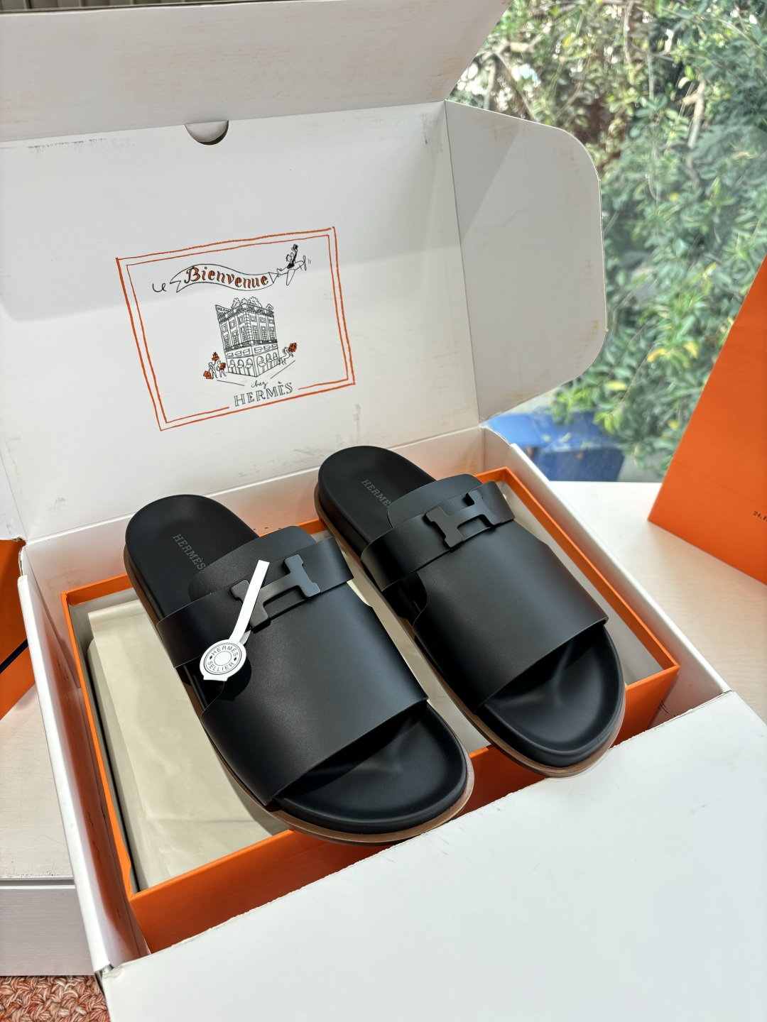 NO:694462,Airplane box matching G033 purchase level WYSIWYG G033HERMES Hermès men's slippers and sandals 2026 latest large H buckle herringbone buckle second uncle slippers genuine leather injection soles classic cloud-stepping feet, barefoot or worn with socks, both fashionable and super cute Summer really needs versatile slippers, they look good no matter how you match them, the casual and high-end feeling is also very comfortable, paired with various colorful socks, it is trendy  Super good-looking and versatile, upper imported original cowhide/nubuck, lining cowhide, outsole genuine leather midsole combination sole, size 39-46 (45.46 customized, non-returnable and non-exchangeable), slippers, hermes, hermes, sandals, slippers, cowhide, socks19860909飞机盒配套G033代购级别所见即所得G033HERMES爱马仕男士拖鞋凉鞋 2026最新款大H扣人字扣二舅拖鞋真皮注塑鞋底经典款踩云脚感,光脚或者搭配个袜子穿,都时髦的不行哦超可爱 夏天真的太需要百搭拖鞋了,怎么搭配都好看,随意且高级的感觉舒适度也很棒,搭配各种彩色袜子,潮爆了 超好看百搭 鞋面进口原版牛皮/磨砂 内里牛皮 大底真皮中底组合鞋底 码数39-46(45.46定制不退不换),拖鞋,hermes,hermes,sandals,slippers,cowhide,socks,Women's Shoes