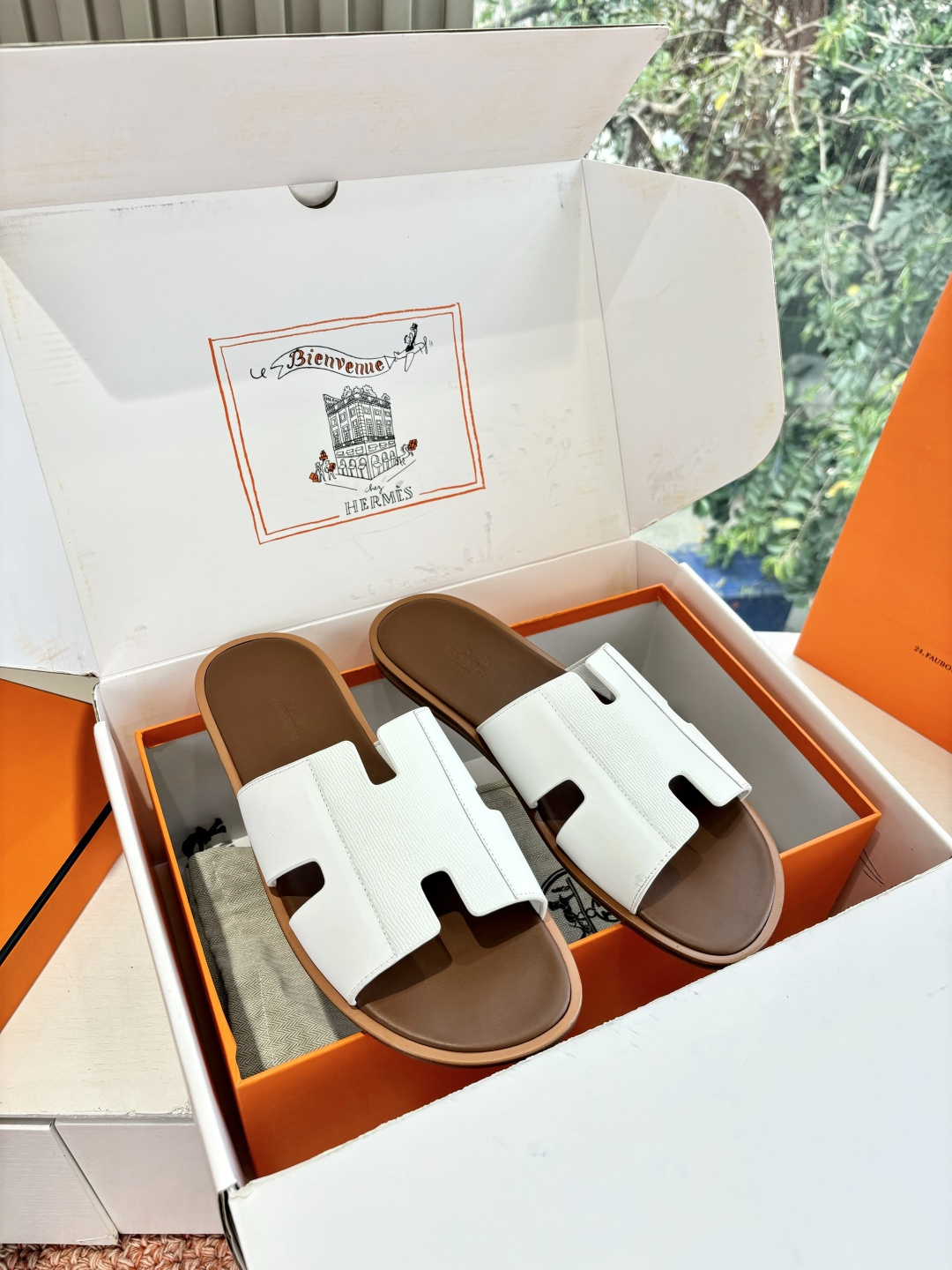 NO:694511,Airplane box matching G033 purchase level WYSIWYG G033HERMES Hermès men's slippers and sandals 2026 latest large H buckle herringbone buckle second uncle slippers genuine leather injection soles classic cloud-stepping feet, barefoot or worn with socks, both fashionable and super cute Summer really needs versatile slippers, they look good no matter how you match them, the casual and high-end feeling is also very comfortable, paired with various colorful socks, it is trendy  Super good-looking and versatile, upper imported original cowhide, lining cowhide, outsole genuine leather midsole combination sole, size 39-46 (45.46 customized, non-returnable and non-exchangeable), slippers, hermes, hermes, sandals, slippers, cowhide, socks19860909飞机盒配套G033代购级别所见即所得G033HERMES爱马仕男士拖鞋凉鞋 2026最新款大H扣人字扣二舅拖鞋真皮注塑鞋底经典款踩云脚感,光脚或者搭配个袜子穿,都时髦的不行哦超可爱 夏天真的太需要百搭拖鞋了,怎么搭配都好看,随意且高级的感觉舒适度也很棒,搭配各种彩色袜子,潮爆了 超好看百搭 鞋面进口原版牛皮 内里牛皮 大底真皮中底组合鞋底 码数39-46(45.46定制不退不换),拖鞋,hermes,hermes,sandals,slippers,cowhide,socks,Women's Shoes