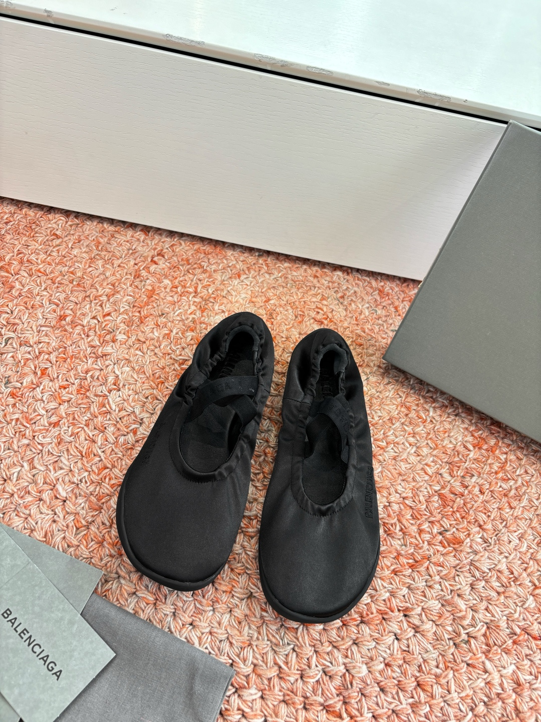 NO:694480,G261 What You See Is What You Get BALENCIAGA Balenciaga ballet shoes. Many celebrities and Internet celebrities are dancing shoes. Ultra-classic shoe design. Timeless wear. These ballet shoes are instantly popular at first sight. You can wear them freely according to the weather changes!  Put on socks to instantly transform into cute shoes for spring and summer!  Transform into a magical princess in seconds. The upper is made of imported custom fabric. The inner lining feels super comfortable. The leather is very soft and skin-friendly. The sole is original molded non-slip outsole. Size 35-40 (40 customized, non-returnable and non-exchangeable), ballet shoes, balenciaga, balenciaga19860909G261所见即所得BALENCIAGA巴黎世家芭蕾舞鞋 跳舞鞋好多明星网红种草 超经典的鞋型设计 永不过时的穿搭 这款芭蕾舞单鞋第一眼看上就被种草了根据天气变化自由穿搭！套上袜套春夏秒变可爱单鞋！秒变魔法公主 鞋面进口定制布 内里脚感超级舒服 皮料非常柔软亲肤 鞋底 原版开模防滑大底 Size35-40(40 定制不退不换),芭蕾舞鞋,balenciaga,balenciaga,Women's Shoes