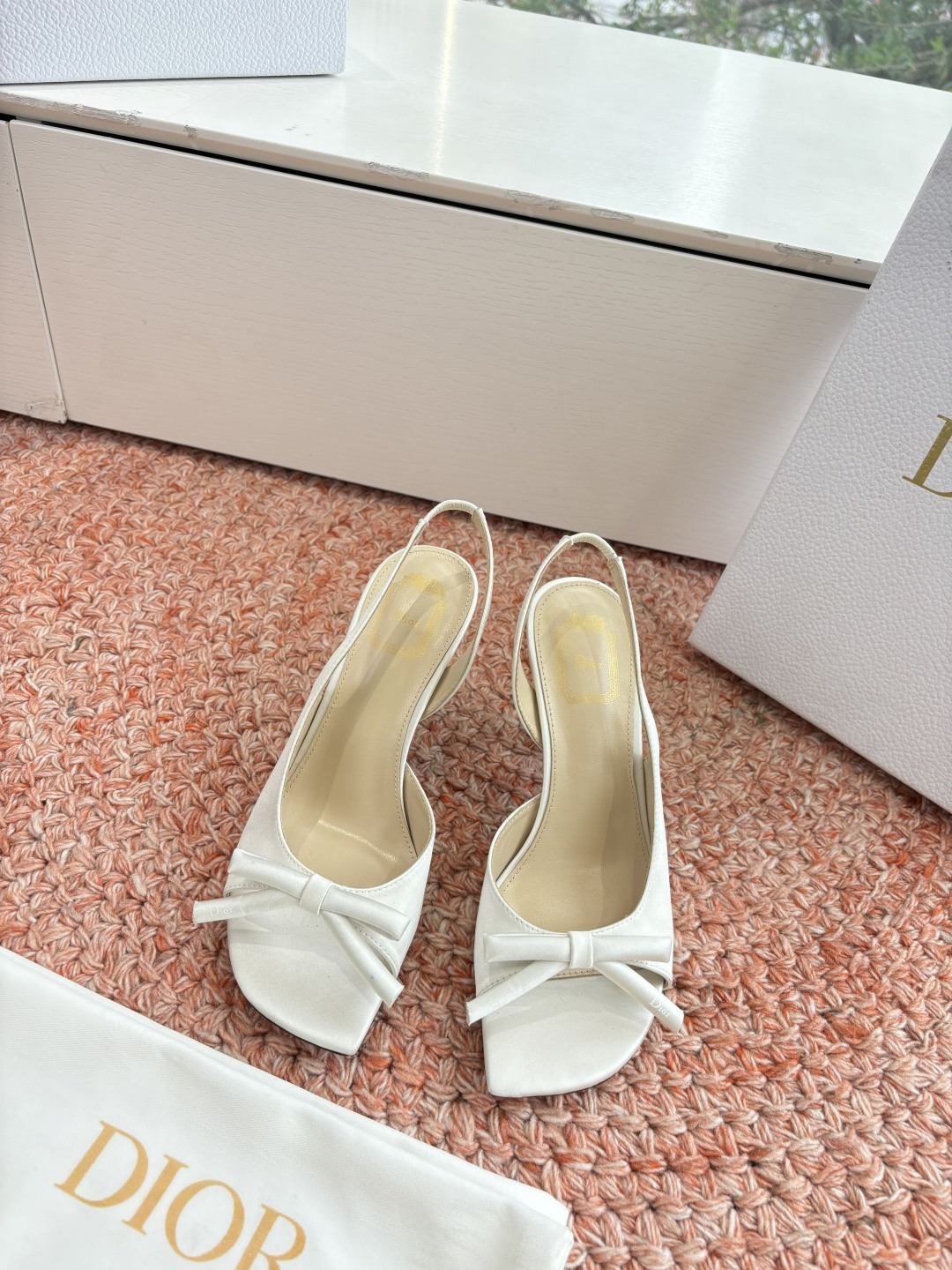 NO:694461,G030 top quality Dior/Dior 26WF early spring new bow high-heeled slippers and sandals. The iconic metal D-shaped buckle is embellished on the side of the toe. The matte gilt texture is low-key and eye-catching. It is a hidden emblem of the talent of those who understand luxury. The flexible heels are both tall and comfortable. They are elegant in the morning and paired with high-waisted wide-leg pants. It is a pair of commuting aura that unlocks the French sophistication in all scenes. The fabric is silk/cow leather and the inner foot pads are all sheepskin.  The sole is genuine leather outsole imported from Italy, heel height 8.5cm, size 35-39 (34.40/41/42 customized), half-slip sandals, dior, dior, sandals, slippers, cowhide, sheepskin, real silk, Leather soles19860909G030顶级品质Dior/迪奥26WF早春新蝴蝶结高跟拖鞋凉鞋 标志性金属D字扣缀于鞋头侧畔哑光鎏金质感低调夺目是懂奢者才识的隐性徽记.柔韧鞋跟兼顾高挑感与舒适度晨起优雅配高腰阔腿裤是通勤气场一双解锁全场景法式精致. 面料真丝材质/牛皮 内里垫脚均为羊皮 鞋底意大利进口真皮大底 跟高8.5cm size35-39（34.40/41/42定制）,半拖凉鞋,dior,dior,sandals,slippers,cowhide,sheepskin,real silk,Leather soles,Women's Shoes