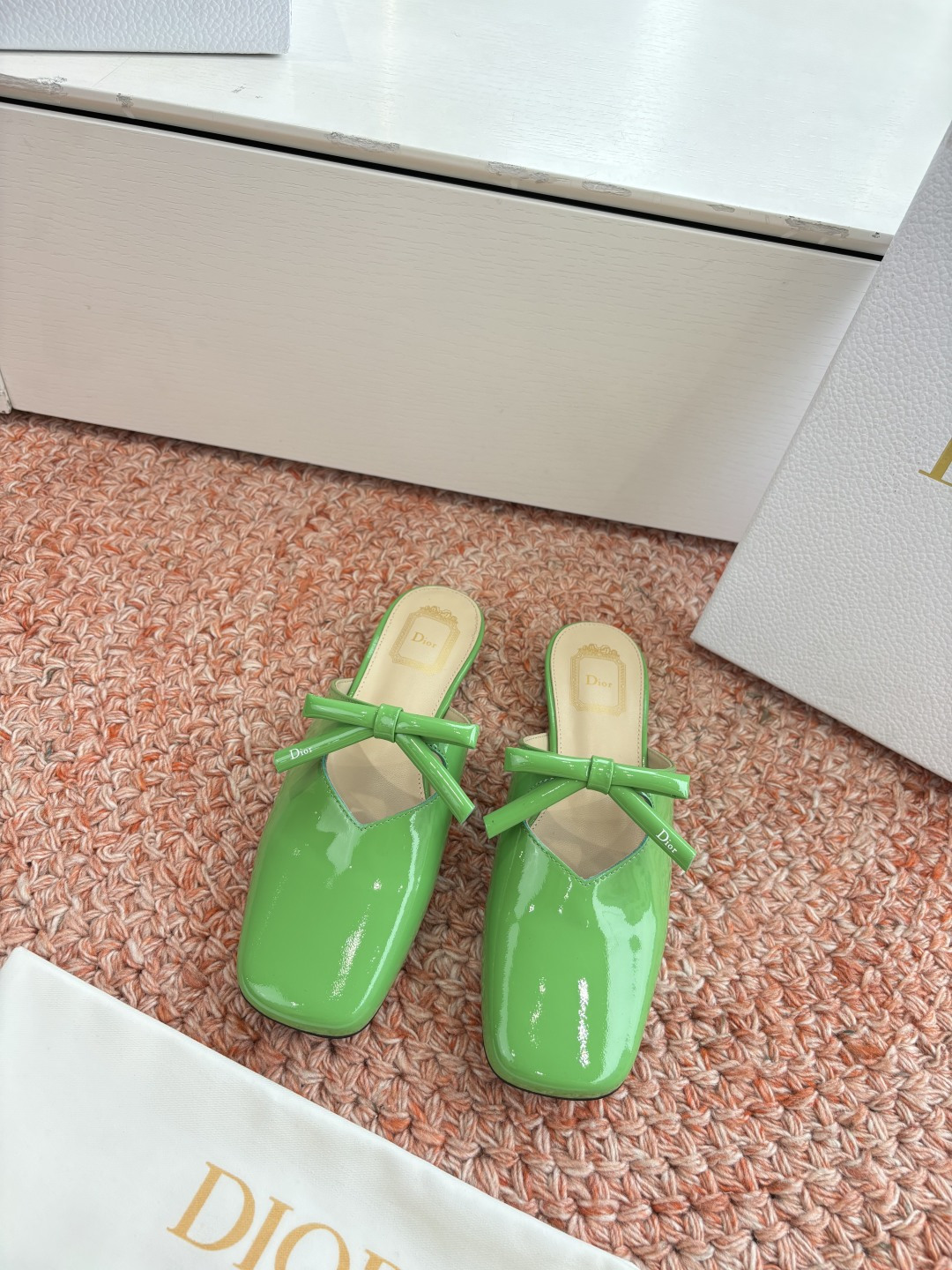 NO:694476,G030 top quality Dior/Dior 26WF early spring new bow flat slippers and sandals. The iconic metal D-shaped buckle is embellished on the side of the toe. The matte gilt texture is low-key and eye-catching, which is the hidden emblem of the talent of those who understand luxury. The flexible heels are both tall and comfortable. They are elegant in the morning and paired with high-waisted wide-leg pants. It is a pair of commuting aura that unlocks French sophistication in all scenes. The fabric is imported cowhide and the inner foot pads are all sheepskin. The sole is imported genuine leather outsole from Italy.  size35-39 (34.40/41/42 customized), half-slip sandals, dior, dior, sandals, slippers, cowhide, sheepskin, Leather soles19860909G030顶级品质Dior/迪奥26WF早春新蝴蝶结平底拖鞋凉鞋标志性金属D字扣缀于鞋头侧畔哑光鎏金质感低调夺目是懂奢者才识的隐性徽记.柔韧鞋跟兼顾高挑感与舒适度晨起优雅配高腰阔腿裤是通勤气场一双解锁全场景法式精致. 面料进口牛皮 内里垫脚均为羊皮 鞋底意大利进口真皮大底 size35-39（34.40/41/42定制）,半拖凉鞋,dior,dior,sandals,slippers,cowhide,sheepskin,Leather soles,Women's Shoes