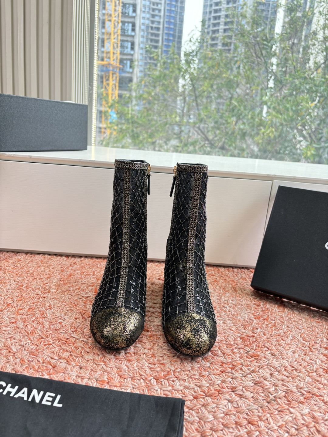 NO:694456,G030 What you see is what you get CHANE*26s Little Chanel's new popular Mary Jane mesh sequined Chelsea short boots, a perfect reserved item!  !  Much more comfortable than the classic Slingback!  Every color is a whitening tool that makes your feet look whiter! So cute! Another hot fragrance~ Material matched mesh, original sheepskin lining, outsole, genuine leather sole, code number: 35-39/(34.40.41.42 customized, non-returnable, non-exchangeable), boots, chanel, chanel, boots, mary jane, sheepskin19860909G030所见即所得CHANE*26s小香奈儿新款爆品玛丽珍网纱亮片切尔西短靴妥妥的自留款！！比经典款Slingback舒服太多啦！每个颜色上脚都很显白 的显白利器!好嗲啊!又是火爆的小香~ 材质对版材质网纱 内里原版羊皮 大底真皮鞋底 码数:35-39/(34.40.41.42定制不退不换),靴子单鞋,chanel,chanel,boots,mary jane,sheepskin,Women's Shoes