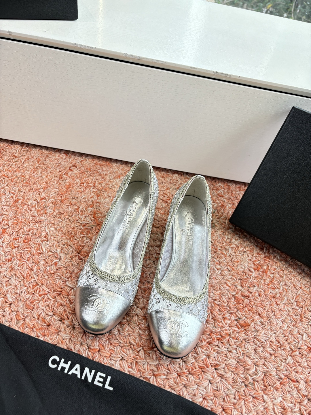 NO:694454,G030 What You See Is What You Get CHANE*26s Little Chanel's new popular Mary Jane mesh sequined shoes are a perfect reserve!  !  Much more comfortable than the classic Slingback!  Every color is a whitening tool that makes your feet look whiter! So cute! Another hot fragrance~ Material matched mesh, original sheepskin lining, outsole, genuine leather sole, code number: 35-39/(34.40.41.42 customized, non-returnable, non-exchangeable), boots, chanel, chanel, boots, mary jane, sheepskin19860909G030所见即所得CHANE*26s小香奈儿新款爆品玛丽珍网纱亮片单鞋妥妥的自留款！！比经典款Slingback舒服太多啦！每个颜色上脚都很显白 的显白利器!好嗲啊!又是火爆的小香~ 材质对版材质网纱 内里原版羊皮 大底真皮鞋底 码数:35-39/(34.40.41.42定制不退不换),靴子单鞋,chanel,chanel,boots,mary jane,sheepskin,Women's Shoes