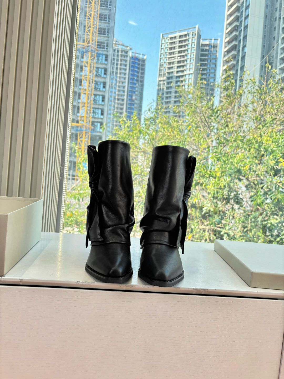 NO:694426,G1991 bc purchasing grade women's shoes brunell* cucinell Chelsea retro sweet style brand autumn and winter boots collection ~ Family, today Coke will take stock of old money style autumn and winter boots ~ sheared sheepskin decoration for hiking →  The subtle combination of precious materials enriches the outdoor design inspiration of this hiking boot. The combination of suede and cashmere knitwear creates a charming charm, while the fluffy appearance of the soft sheared sheepskin inserts highlights the full winter taste of the boots. The new style really fell in love with the thick-soled casual shoes at first sight. The cotton shoes are super comfortable on the feet. It is one of my favorite shoes recently!  Any style can be matched with fried chicken. Nice~ Material: original frosted cowhide leather lining, original outsole, size 35-39 only exchangeable (40.41. Non-refundable, no exchange), boots, brunello cucinelli, boots, cowhide, sheepskin, chamois leather19860909G1991 bc代购级女鞋brunell* cucinell切尔西复古甜美风品牌秋冬靴子合集～ 家人们,今天可乐给大家盘点一下老钱风的秋冬靴啦～剪毛绵羊皮装饰登山 → 珍贵材料的微妙组合丰富了这款登山靴的户外设计灵感.绒面麂皮和羊绒针织品的组合营造出迷人魅力,而松柔剪毛绵羊皮嵌饰的蓬松外观则凸显出靴子的十足冬日品味新款真的一眼爱上厚底体闲鞋棉鞋上脚超级舒服,近期最爱的鞋子没有之一！任何风格都能搭配炒鸡nice~ 材质原版磨砂牛皮 内里皮里 大底原版鞋底 码数35-39只换码(40.41.不退不换）,靴子,brunello cucinelli,boots,cowhide,sheepskin,chamois leather,Women's Shoes