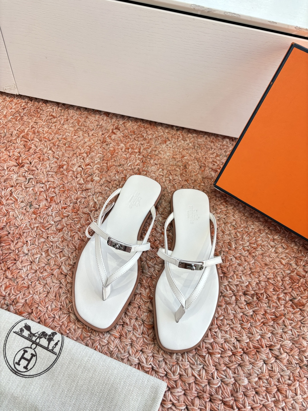 NO:694503,G203 WYSIWYG HERMES men's slippers and sandals 2026 latest herringbone flip-flop slippers with genuine leather injection molded soles, classic style with a cloud-stepping feel, worn barefoot or with socks, they are both fashionable and super cute. Summer really needs versatile slippers, they look good no matter how you match them, the casual and high-end feel is also great, and they are very trendy when paired with various colorful socks. They are super good-looking and versatile. The upper is imported cowhide and the lining is cowhide.  Outsole, genuine leather midsole combination sole, size 35~41 (40.41 customized, non-returnable, non-exchangeable), split-toe shoes, hermes, hermes, sandals, slippers, cowhide, socks19860909G203所见即所得HERMES爱马仕男士拖鞋凉鞋 2026最新款人字扣夹脚二舅拖鞋真皮注塑鞋底经典款踩云脚感,光脚或者搭配个袜子穿,都时髦的不行哦超可爱 夏天真的太需要百搭拖鞋了,怎么搭配都好看,随意且高级的感觉舒适度也很棒,搭配各种彩色袜子,潮爆了 超好看百搭 鞋面进口牛皮 内里牛皮 大底真皮中底组合鞋底 码数35～41(40.41定制不退不换),分趾鞋,hermes,hermes,sandals,slippers,cowhide,socks,Women's Shoes