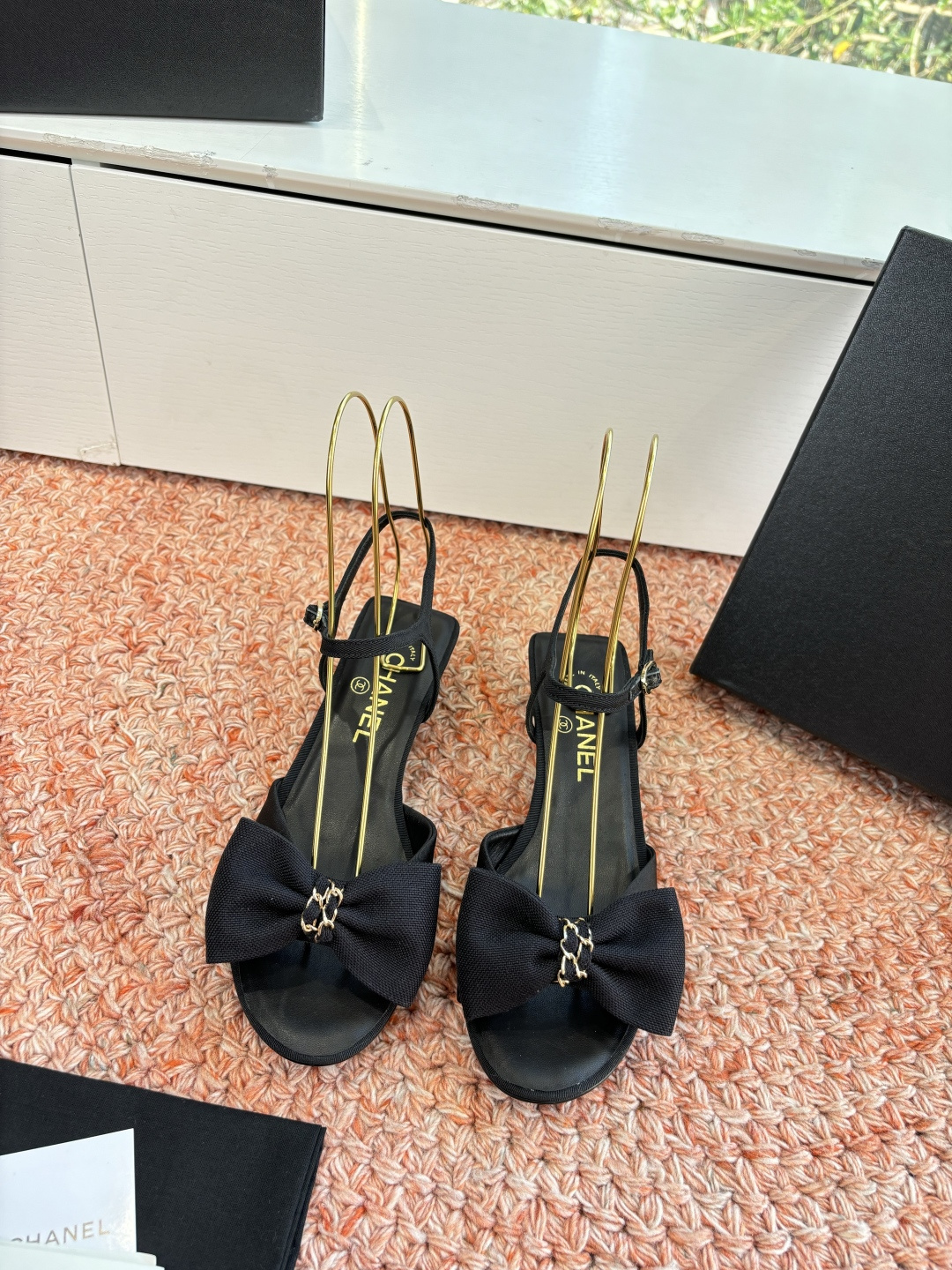 NO:694433,G299 WYSIWYG purchasing grade CHANE*2026 Little Chanel early spring hot-selling bow sandals are a perfect reserve!  !  Much more comfortable than the classic Slingback!  Every color is a whitening weapon that makes your feet look whiter! So cute! Another popular fragrance~ Material Original genuine leather nubuck/sheepskin Original lining sheepskin Outsole Genuine leather sole Code number: 35-39/(40/Customized, non-refundable and non-exchangeable), boots and sandals, chanel, chanel, sandals, boots, sheepskin19860909G299所见即所得代购级CHANE*2026小香奈儿早春爆品蝴蝶结凉鞋妥妥的自留款！！比经典款Slingback舒服太多啦！每个颜色上脚都很显白 的显白利器!好嗲啊!又是火爆的小香~ 材质原版真皮磨砂/羊皮 内里原版内里羊皮 大底真皮鞋底 码数:35-39/(40/定制不退不换),靴子凉鞋,chanel,chanel,sandals,boots,sheepskin,Women's Shoes