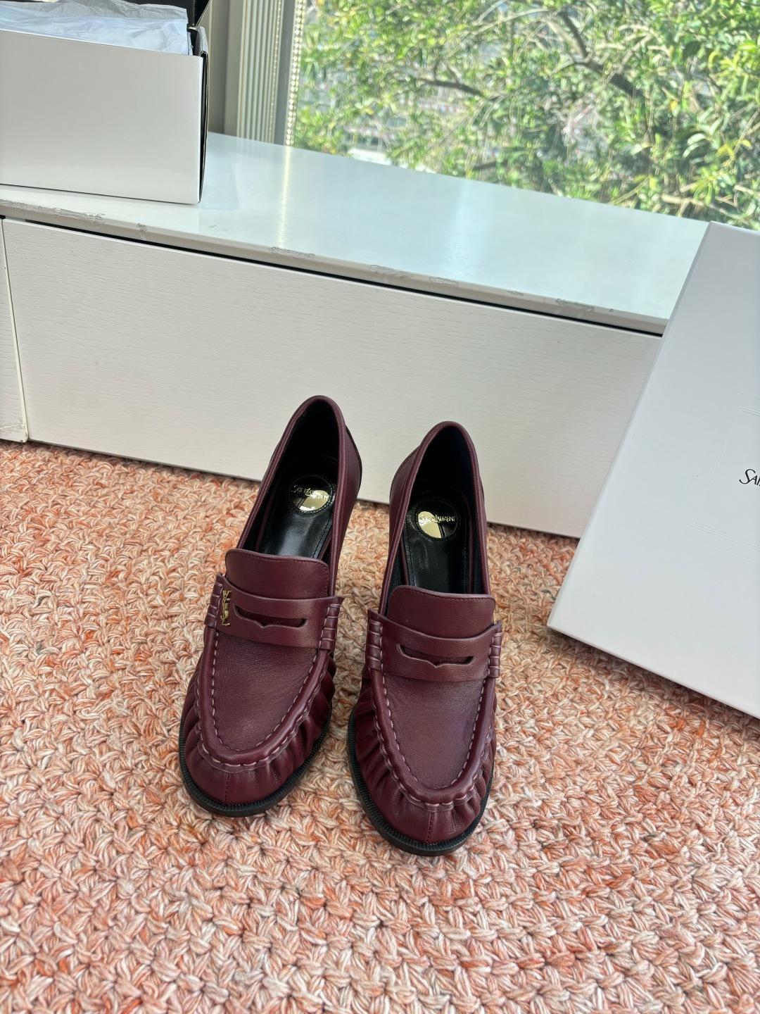 NO:694421,Shipped uniformly with airplane box G988 Saint Lauren*YSL Saint Laurent 2026 new YSL small logo high-heeled loafers. The iconic small logo is the soul of this pair of shoes. It is presented on the shoe body in a low-key and delicate manner. Different from the big and flamboyant logo, it is quiet but eye-catching. It outlines YSL's unique fashion DNA with simple lines and inadvertently reveals the brand's profound heritage. The classic almond-shaped design of the toe cleverly modifies the foot shape.  Visually elongate the foot line and highlight elegance and delicacy. Whether it is paired with simple wide-leg pants or a playful short skirt, it can be easily controlled to show the charm of different styles and become the finishing touch in the look. The fabric is made of original customized leather and the inner pads are all sheepskin. The soles are genuine leather outsole imported from Italy size 35-39 (40/41.42. Customized, non-refundable and non-exchangeable), high-heeled shoes, saint laurent, saint laurent, saint  laurent,loafers,high heels,skirts,sheepskin,Leather soles19860909出货统一带飞机盒G988Saint Lauren*YSL圣罗兰2026新品YSL小logo高跟乐福鞋 标志性的小logo是这双鞋的灵魂所在 以低调而精致的姿态呈现于鞋身之上. 不同于张扬的大标识 它安静却醒目 用简洁线条勾勒出YSL独有的时尚DNA 在不经意间透露出品牌的深厚底蕴 鞋头的经典杏仁形设计 巧妙修饰脚型 在视觉上拉长足部线条 彰显优雅与秀气 . 无论是搭配简约阔腿裤 还是俏皮小短裙 都能轻松驾驭 展现不同风格魅力 成为造型中的点睛之笔. 面料采用原版定制皮料 内里垫脚均为羊皮 鞋底意大利进口真皮大底 size35-39（40/41.42.定制不退不换),高跟鞋单鞋,saint laurent,saint laurent,saint laurent,loafers,high heels,skirts,sheepskin,Leather soles,Women's Shoes