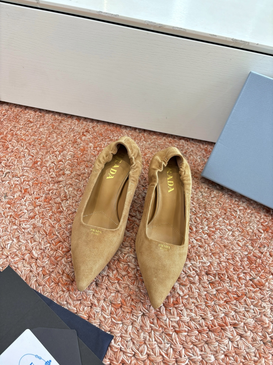 NO:694413,G126Prad* 26ss classic triangular pointed toe small high-heeled shoes use a combination of sharp pointed toe + geometric triangle logo. The triangular splicing at the toe is a brand-recognizable design, which elongates the leg line and strengthens the sense of pioneering. The heel is a stiletto heel style, which enhances elegance while maintaining the neatness of the shoe shape.  The shoe body adopts a simple and unadorned design, only the brand's iconic triangle element is retained at the toe, and the PRADA logo is engraved on the inside of the shoe. The shoemaking process ensures the comfort and stiffness of the fit to the foot. Upper Niujing Sheepskin lining Outsole Genuine leather outsole Increased by 6cm Size 35-41 (customized sizes 40 and 41 are not returnable), high-heeled shoes, prada, high heels, sheepskin, Leather soles19860909G126Prad* 26ss经典款三角标尖头小高跟单鞋 采用锐利尖头+几何三角标的组合,鞋头处的三角拼接是品牌辨识度设计,拉长腿部线条的同时强化了先锋感；鞋跟为细高跟款式,提升优雅气质的同时保持了鞋型的利落感. 鞋身采用简约的无装饰设计,仅在鞋头处保留品牌标志性三角元素,鞋内印刻PRADA标识,制鞋工艺保障了贴合脚型的舒适度与版型挺括度. 鞋面牛京 内里羊皮 大底真皮大底 增高6cm size35-41码（40、41码定制不退换）,高跟鞋单鞋,prada,high heels,sheepskin,Leather soles,Women's Shoes