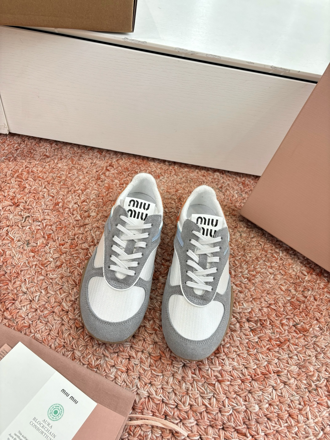 NO:694427,Unified aircraft box shipment WYSIWYG G086Miu Miu 2026 spring and summer new catwalk MiuMiu Moral training Casual shoes show craftsmanship details close-up from Miu Miu series The new season trend is the concept of love at the moment, multiple collisions, conveying modern style~ It looks good no matter how you wear it. This summer's fashionista favorite Imported matte mesh fabric Lining sheepskin outsole Original molded TPU rubber sole  Size 35-40 (40, customized, non-refundable and non-exchangeable), casual shoes/sports shoes, miumiu, sneakers, sheepskin19860909统一飞机盒出货所见即所得G086Miu Miu 2026春夏新款走秀MiuMiu 德训 休闲鞋秀场工艺来自Miu Miu系列的细节特写 新季的潮流此刻挚爱的概念,多元对撞,传达现代风格~ 怎么穿都好看今夏时髦精最爱 面料进口磨砂网面 内里羊皮 大底原版开模TPU橡胶鞋底 码数35-40（40、订做不退不换),休闲鞋/运动鞋,miumiu,sneakers,sheepskin,Women's Shoes