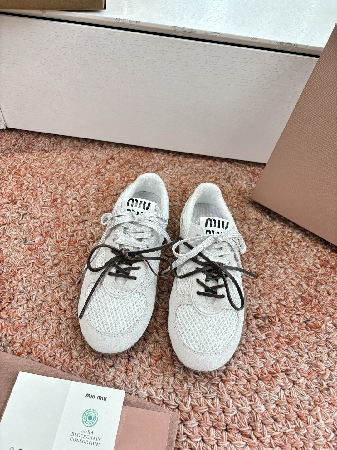 NO:694423,Unified aircraft box shipment WYSIWYG G086Miu Miu 2026 spring and summer new catwalk MiuMiu Moral training Casual shoes show craftsmanship details close-up from Miu Miu series The new season's trend is the concept of love at the moment, multiple collisions, conveying modern style ~ Look good no matter how you wear it, this summer's fashionista favorite Fabric imported frosted mesh Lining lining Outsole original molded TPU rubber sole  Size 35-40 (40, custom made, non-refundable and non-exchangeable), casual shoes/sports shoes, miumiu, sneakers19860909统一飞机盒出货所见即所得G086Miu Miu 2026春夏新款走秀MiuMiu 德训 休闲鞋秀场工艺来自Miu Miu系列的细节特写 新季的潮流此刻挚爱的概念,多元对撞,传达现代风格~ 怎么穿都好看今夏时髦精最爱 面料进口磨砂网面 内里布里 大底原版开模TPU橡胶鞋底 码数35-40（40、订做不退不换),休闲鞋/运动鞋,miumiu,sneakers,Women's Shoes