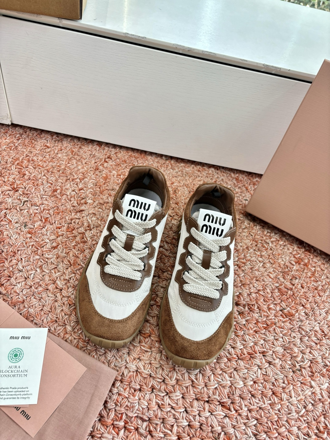 NO:694429,Unified aircraft box shipment WYSIWYG G086Miu Miu 2026 spring and summer new catwalk MiuMiu moral training casual shoes show craftsmanship details from the Miu Miu series The trend of the new season is the concept of love at the moment, multiple collisions, conveying modern style ~ Looks good no matter how you wear it, this summer's fashionista favorite Imported frosted fabric surface Sheepskin lining Outsole Original molded TPU rubber sole  Size 35-40 (40, customized, non-refundable and non-exchangeable), casual shoes/sports shoes, miumiu, sneakers, sheepskin19860909统一飞机盒出货所见即所得G086Miu Miu 2026春夏新款走秀MiuMiu 德训 休闲鞋秀场工艺来自Miu Miu系列的细节特写 新季的潮流此刻挚爱的概念,多元对撞,传达现代风格~ 怎么穿都好看今夏时髦精最爱 面料进口磨砂布面 内里羊皮 大底原版开模TPU橡胶鞋底 码数35-40（40、订做不退不换),休闲鞋/运动鞋,miumiu,sneakers,sheepskin,Women's Shoes