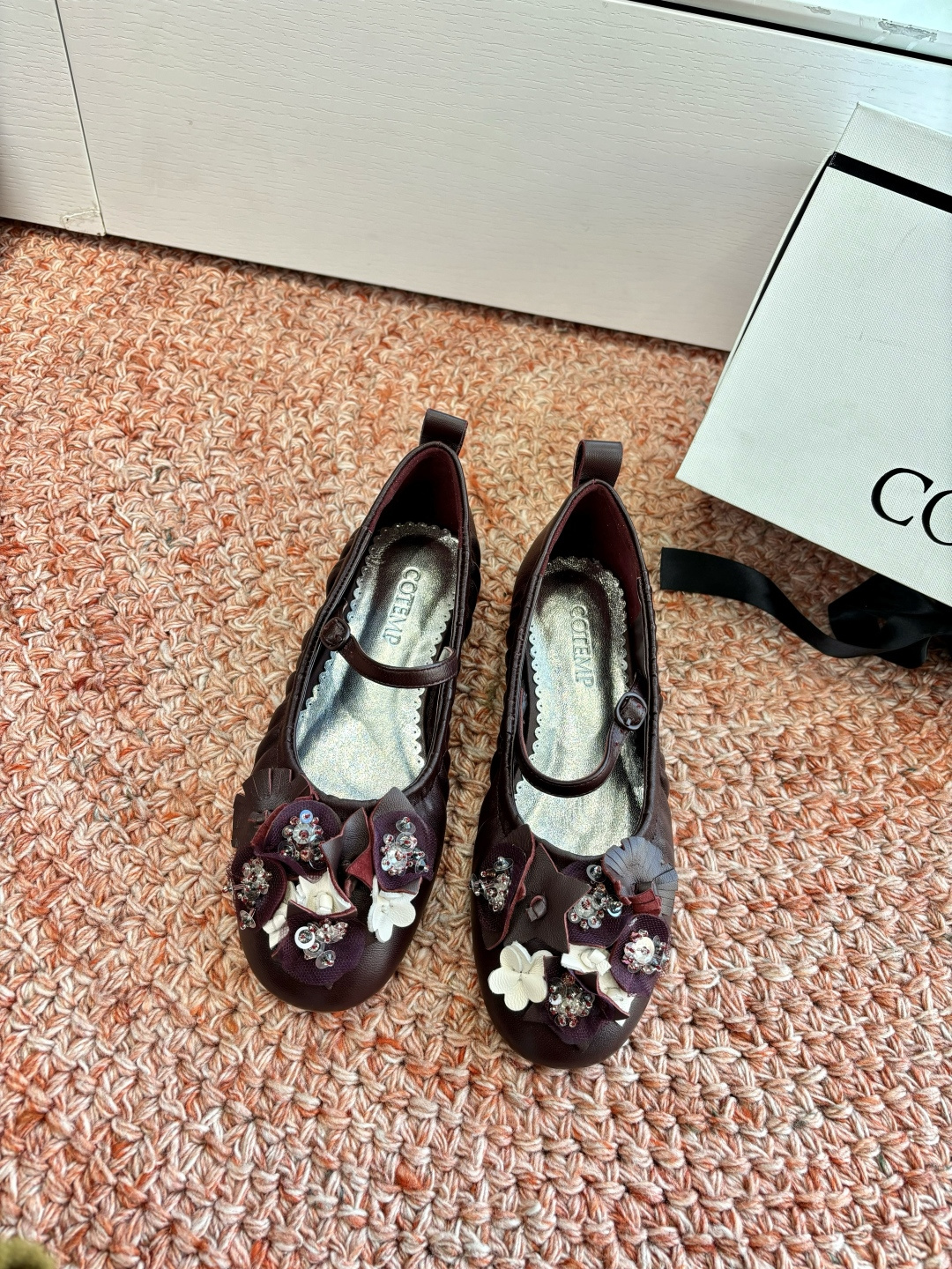 NO:694403,G213 WYSIWYG COTEMP new carved kitten heel shoes. The body of the shoe adopts the shape of a pointed toe boat shoe that combines the characteristics of Asian feet. The design shows the slenderness of the foot. The whole shoe is made of high-quality fine leather. The mouth is surrounded by hand-made pleats and softly wraps the instep, creating a gentle temperament and high-end texture. The black color is decorated with silver rivets, which is simple and neat, full of details. The brown color is hand-rubbed. The upper sheepskin is hand-made with brogue carvings.  Handmade leather-wrapped kitten heels show retro style. Sizes 35-39 (40 customization is non-returnable and non-exchangeable). Italian leather outsole, ballet shoes, sheepskin, Leather soles.19860909G213所见即所得COTEMP新款 雕花小猫跟单鞋,鞋身采用复合亚洲人足部特征的尖头船鞋形态,设计展现足部纤长,全鞋采用高品质细腻真皮制作,鞋口处环绕手工褶皱,柔软包裹脚背,打造温柔的气质与高级质感.黑色搭配银色铆钉点缀其上,简约利落,细节感十足,棕色为手工擦色 鞋面羊皮手工制作的布洛克雕花 手工真皮包裹小猫跟复古风格尽显 尺码35-39（40定制不退不换) 鞋底意大利真皮大底,芭蕾舞鞋,sheepskin,Leather soles,Women's Shoes