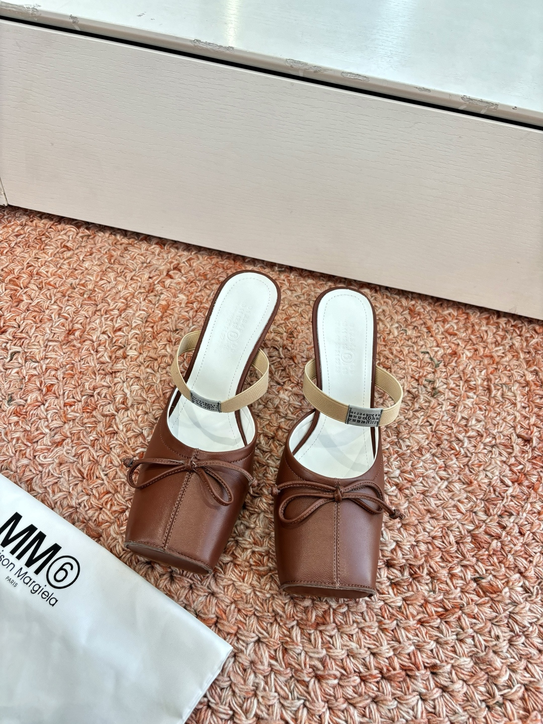 NO:759224,Purchasing agent level * Margiela vintage Mary Jane square toe ballet high heels, a great version but very difficult to make!  Margiela split-toe shoes have been pushed into the limelight again, and Xiaohongshu’s posts have exploded one after another!  A must-have for sexy and cool girls. Fried chicken on the feet looks good. You can rest assured. Wear it and you will be the most unique existence among that crowd. The fabric is imported sheepskin. The lining is cowhide. Outsole. Genuine leather sole imported from Italy:-(/Customized, non-refundable and non-exchangeable), half-drag ballet shoes, masion margiela, mary jane, high heels, cowhide, sheepskin19860909代购级 * 马吉拉复古玛丽珍方头芭蕾舞高跟鞋 棒级了的版本 非常不好做！马吉拉分趾鞋又被推到风口啦 小红书发一个爆一个！性感酷辣女孩必备 上脚炒鸡好看 大家放心冲 穿上它你就是那个人群中最独特的存在 面料进口羊皮 内里垫脚牛皮 大底 意大利进口真皮底 :-(/定制不退不换),半拖芭蕾舞鞋,masion margiela,mary jane,high heels,cowhide,sheepskin,Women's Shoes