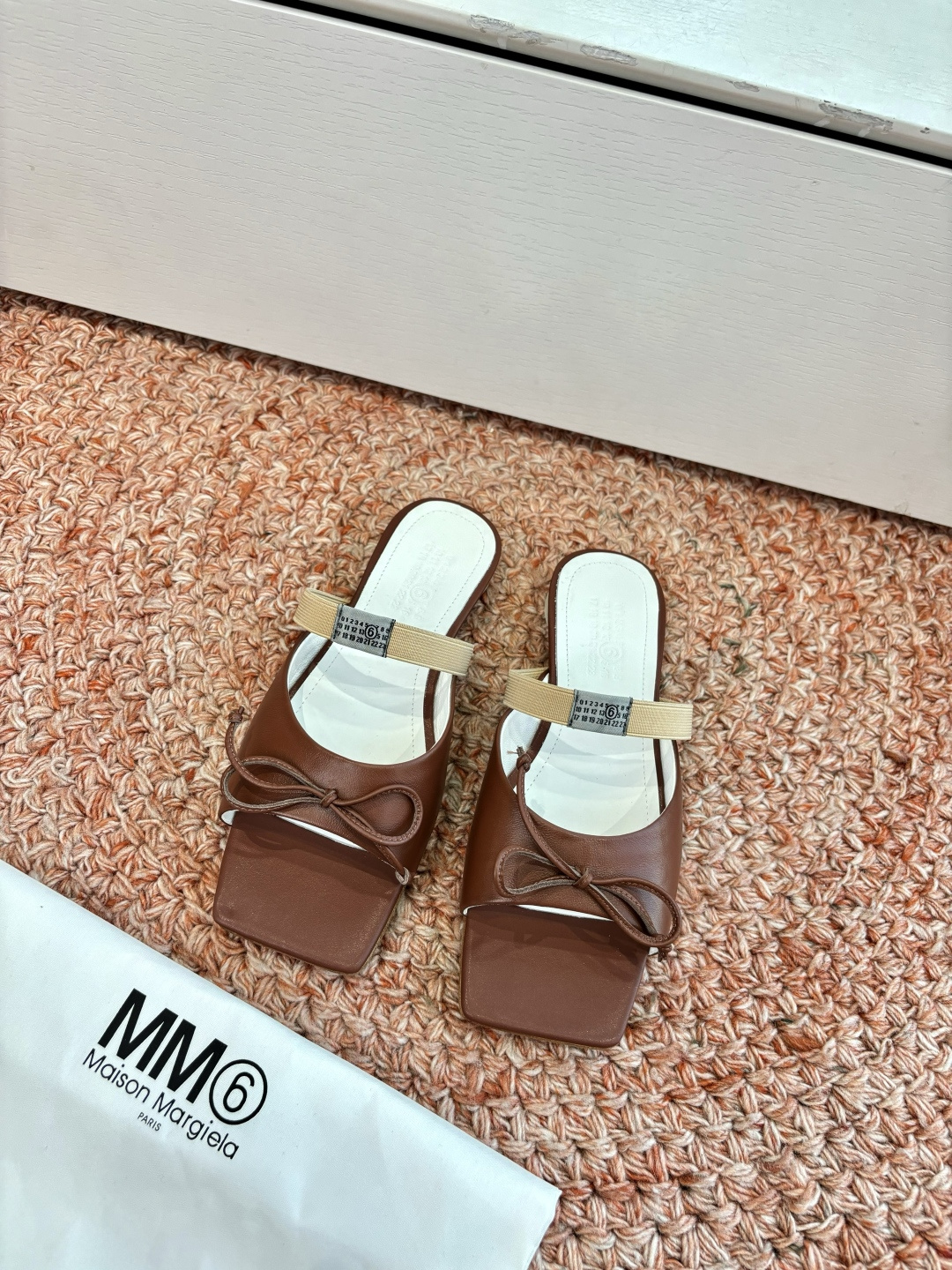 NO:694398,G077 purchasing agent level 2026 Maison Margie* Margie split-toe flat-soled retro Mary Jane square toe ballet finger fish mouth single shoes. A great version. Very difficult to make!  Margiela split-toe shoes have been pushed into the limelight again, and Xiaohongshu’s posts have exploded one after another!  A must-have for sexy and cool girls. Fried chicken looks good on your feet. Don't worry. Wear it and you will be the most unique existence among that group. The fabric is imported sheepskin. The lining is cowhide. Outsole. Genuine leather sole imported from Italy. Size: 35-39/40.41. Customized, non-returnable and non-exchangeable. Slippers, ballet shoes, masion margiela, mary jane, slippers, cowhide, sheepskin.19860909G077代购级别2026Maison Margie*马吉拉分趾平底复古玛丽珍方头芭蕾舞指鱼嘴单鞋棒了的版本 非常不好做！马吉拉分趾鞋又被推到风口啦 小红书发一个爆一个！性感酷辣女孩必备 上脚炒鸡好看 大家放心冲 穿上它你就是那个人群中最独特的存在 面料进口羊皮 内里垫脚牛皮 大底 意大利进口真皮底 码数:35-39/40.41定制不退不换,拖鞋芭蕾舞鞋,masion margiela,mary jane,slippers,cowhide,sheepskin,Women's Shoes