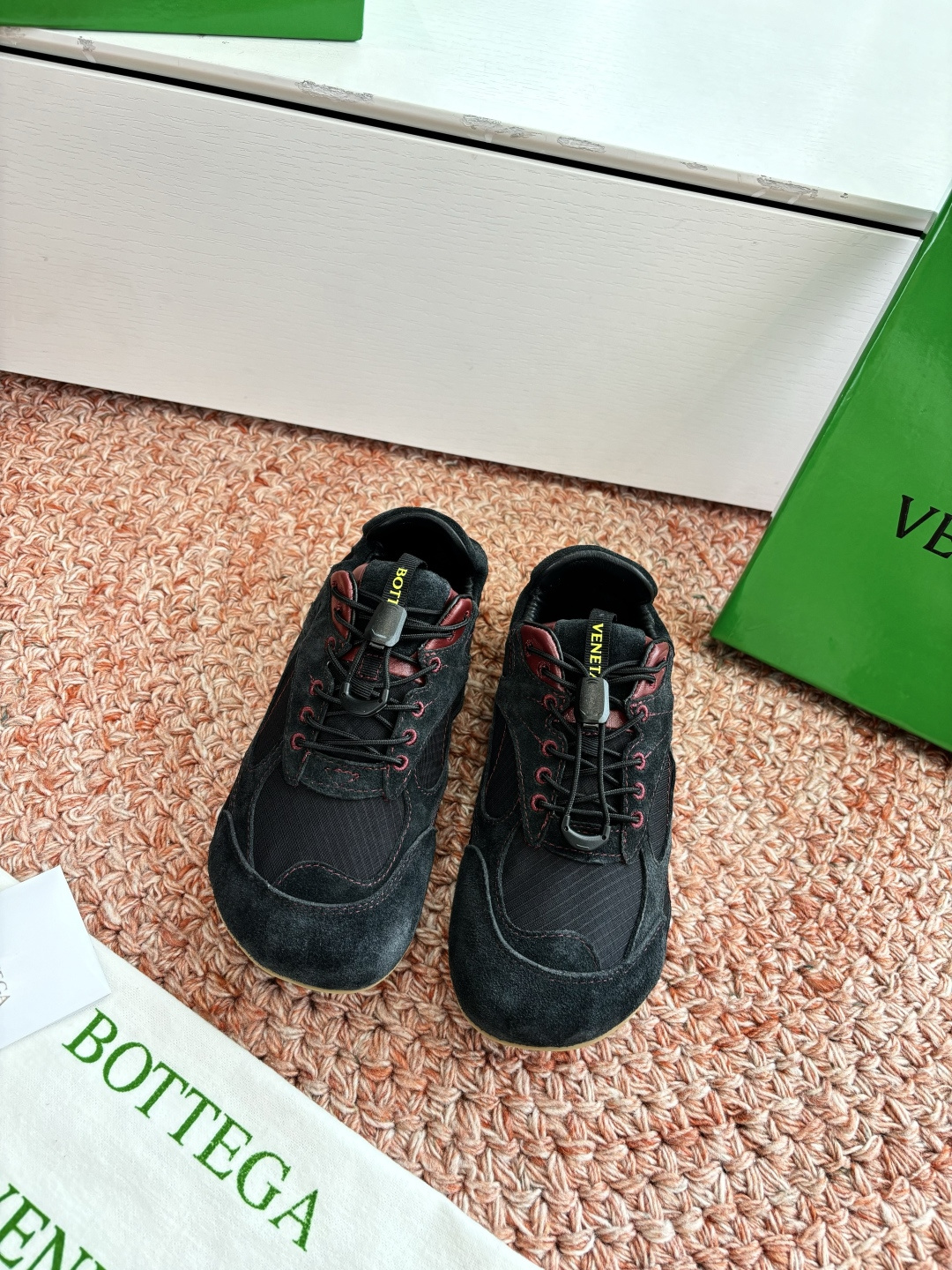 NO:694417,The design style of the popular G741 Bottega Veneta (BV Bottega Veneta) OrbitFlash series retro sports shoes: based on the retro running shoes of the 1990s, the shoe shape is flatter, streamlined, with a rounded toe, weakening the exaggerated logo, creating a minimalist and high-end sense through splicing lines and geometric trimming, with both sculptural texture and retro sports style. Upper: Made of lightweight nylon as the base and covered with soft cage-like suede.  Inner lining: Lambskin insole with embossed brand logo, rubber outsole with brand engraving on the heel, traction pattern, size 35-41 (40.41 customized, non-refundable), casual shoes/sports shoes, bottega veneta,bottega veneta,tom ford,bottega veneta,sneakers,sheepskin,chamois leather19860909G741火爆款 Bottega Veneta(BV葆蝶家)OrbitFlash系列复古运动鞋设计风格:以90年代复古跑鞋为蓝本,鞋型更扁平,流线型,鞋头圆润,弱化夸张logo,通过拼接线条和几何饰边营造极简高级感,兼具雕塑质感与复古运动风. 鞋面:以轻质尼龙为基底覆盖柔软笼状麂皮 内里:内衬是小羊皮鞋垫压印品牌标志 鞋底橡胶外底鞋跟处有品牌刻纹 抓地纹路 尺码35-41码(40.41定制不退不换),休闲鞋/运动鞋,bottega veneta,bottega veneta,tom ford,bottega veneta,sneakers,sheepskin,chamois leather,Women's Shoes