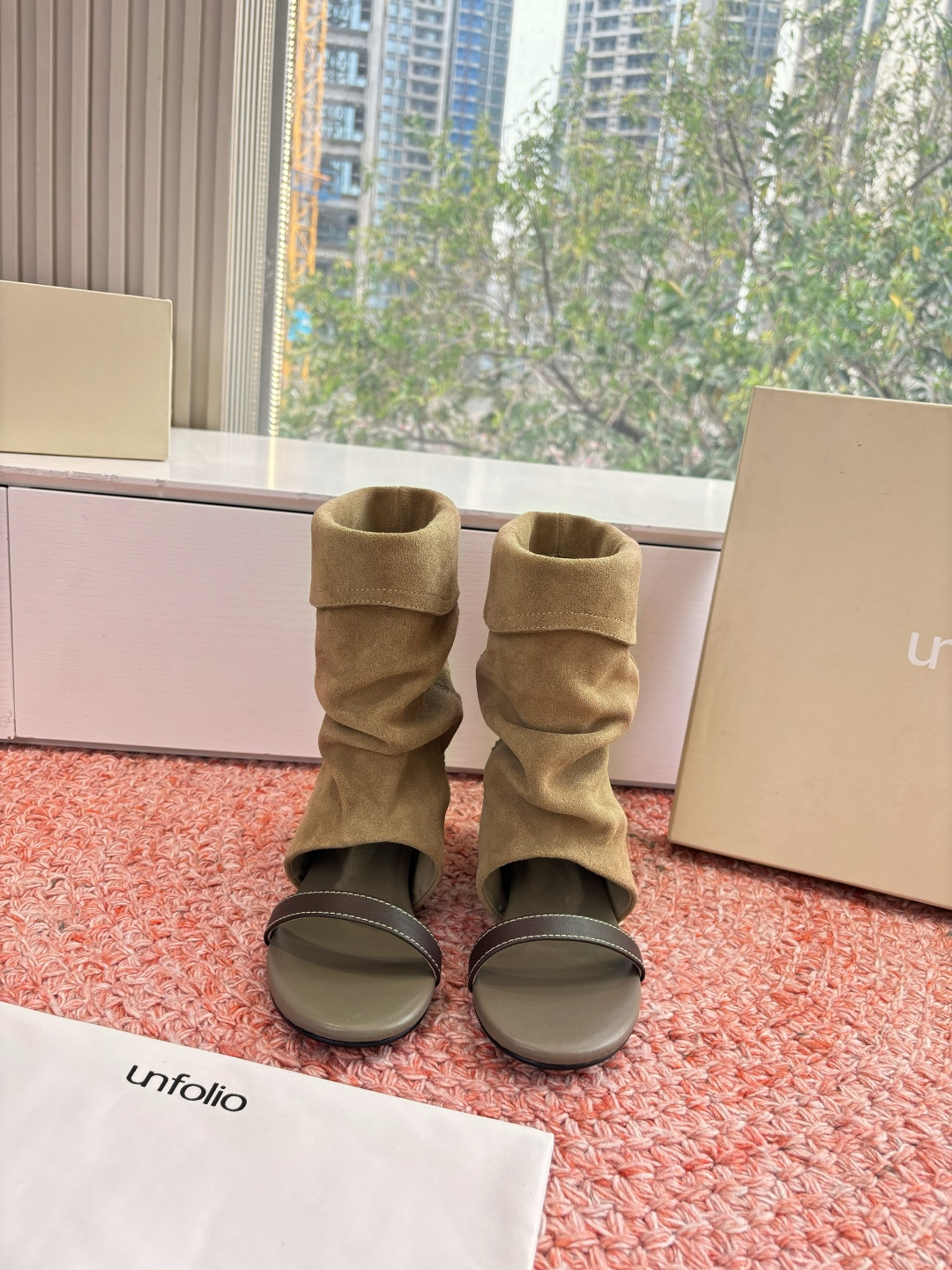 NO:694410,G213 What you see is what you get Unfolio 25WF new retro stacked boots and sandals with casual folds and deconstructed retro aesthetics. The logo-free design echoes the minimalist idea. The soft and tough first-layer cowhide drapes naturally with every step, giving an effortless old-money accent. The hollow upper combines breathability and sophistication. The low-heeled design is suitable for all-weather walking. Pair it with a floral long skirt to demonstrate French romance. It can also be paired with denim shorts to interpret American retro style.  Let every step step in the elegant beat of time. Whether it is commuter suit pants or holiday dresses, they can be seamlessly integrated into your capsule wardrobe. The fabric is made of original customized leather, and the lining and toes are all sheepskin. The soles are genuine leather outsole imported from Italy, size 35-39 (customized 40/41), boots, boots, skirts, shorts, business suits, cowhide, sheepskin, Leather soles19860909G213所见即所得Unfolio 25WF新品复古堆堆靴凉靴随性褶皱解构复古美学 无logo设计呼应极简主张 软韧头层牛皮随步履自然垂坠 堆出不费力的老钱腔调. 镂空鞋面糅合透气与精致 低跟设计适配全天候行走 搭配碎花长裙演绎法式浪漫 也能配牛仔短裤诠释美式复古 让每一步都踩在时光的优雅节拍里. 无论是通勤西装裤还是假日连衣裙 都能无缝融入你的胶囊衣橱. 面料采用原版定制皮料 内里踮脚均为羊皮 鞋底意大利进口真皮大底 size35-39（40/41定制）,靴子,boots,skirts,shorts,business suit,cowhide,sheepskin,Leather soles,Women's Shoes