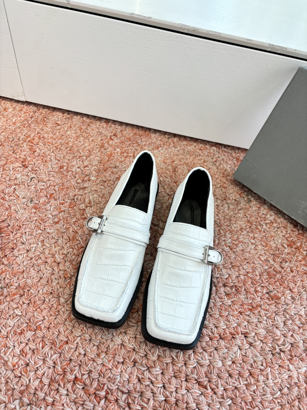 NO:694411,G213 matching purchasing agent level Balenciaga deep-top Loafers use the brand's iconic distressed hardware throughout, subtly creating a retro wear effect and enhancing the overall fashion sense and identity. Venom will add a unique charm to fashion enthusiasts' outfits and lead a new wave of fashion. Embossed cowhide on the upper. Imported water-dyed cowhide on the lining. Multi-layer genuine leather sole on the sole. Size 35-40 (40 customized, non-refundable and non-exchangeable), high-heeled shoes, balenciaga, balenciaga, loafers, high heels, cowhide19860909G213对版代购级别Balenciaga巴黎世家乐福鞋深口单鞋请品牌标志性的做旧五金件贯穿始终 巧妙营造出复古磨损效果,又强化了整体的时尚感与辦识度Venom它将为时尚爱好者们的穿搭增添别样魅力,引领新一轮的潮流风尚 鞋面压纹牛皮 内里进口水染牛皮 鞋底多层真皮鞋底 尺码35-40(40定制不退不换),高跟鞋单鞋,balenciaga,balenciaga,loafers,high heels,cowhide,Women's Shoes