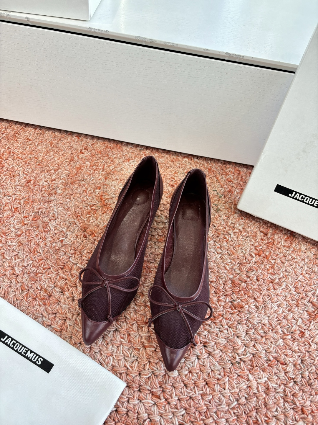 NO:694400,G213jacquemu* 2026 Bow low-heeled pointed-toe casual shoes with pointed-toe style + thin ribbon bow decoration on the toe, which not only elongates the leg line, but also has a gentle and delicate feeling; the shoe body is simple and smooth, and the color matching is a versatile basic color. The upper is soft leather, with a delicate touch, fits the foot shape, and is not easy to wear for a long time; imported mesh upper, sheepskin lining, Italian genuine leather outsole, heel height 3.5cm  size 35-41 (40 and 41 customized are not returnable), high heels, single shoes, high heels, sheepskin, Leather soles19860909G213jacquemu* 2026蝴蝶结低跟尖头单鞋休闲鞋尖头鞋型+鞋头细带蝴蝶结装饰,既拉长腿部线条,又自带温柔精致感；鞋身简约流畅,配色都是百搭的基础色系.鞋面是柔软真皮,触感细腻、贴合脚型,久穿不易磨脚； 鞋面进口网纱 内里羊皮 大底意大利真皮大底 跟高3.5cm size35-41（40、41定制不退换）,高跟鞋单鞋,high heels,sheepskin,Leather soles,Women's Shoes